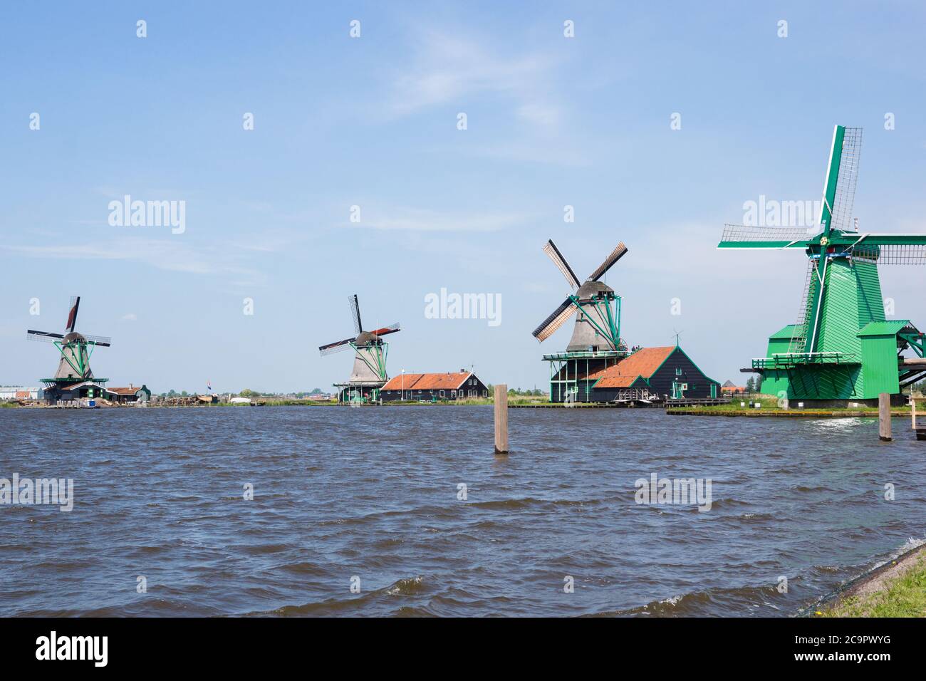 Gli storici mulini a vento del villaggio tradizionale di Zaanse Schans, Zaandam, Paesi Bassi Foto Stock