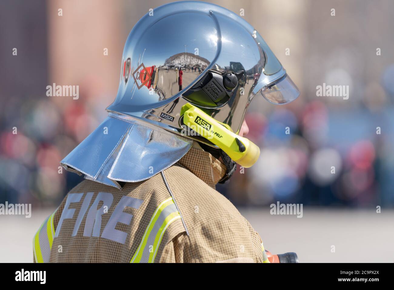 Vista posteriore dell'iscrizione fuoco su uniforme vigili del fuoco EMERCOM della Russia, Ministero della Difesa civile, emergenze e soccorso in caso di calamità Federazione russa Foto Stock