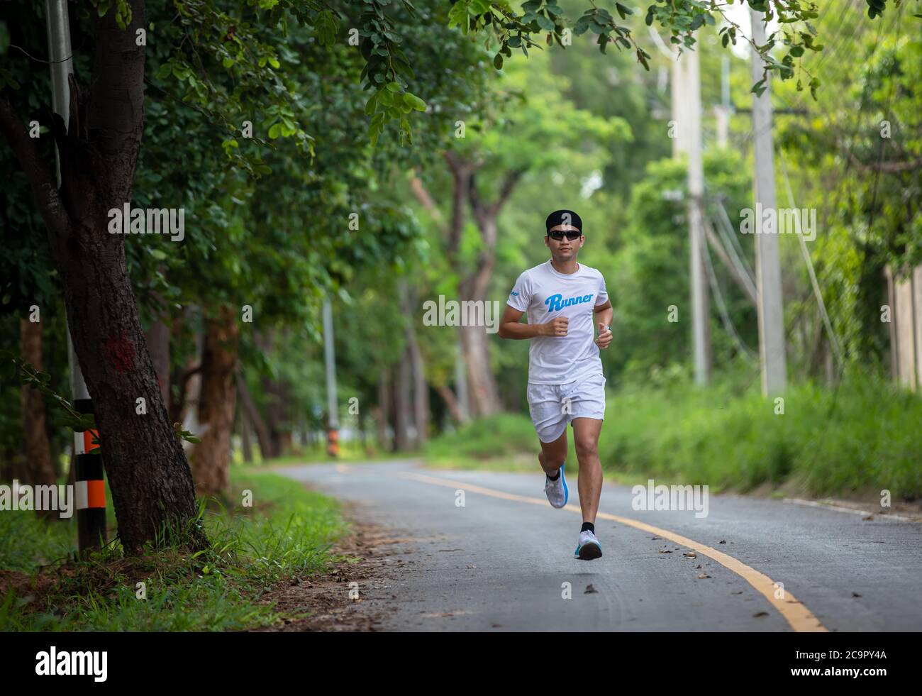 Uomini asiatici che jogging e correre nel parco Foto Stock
