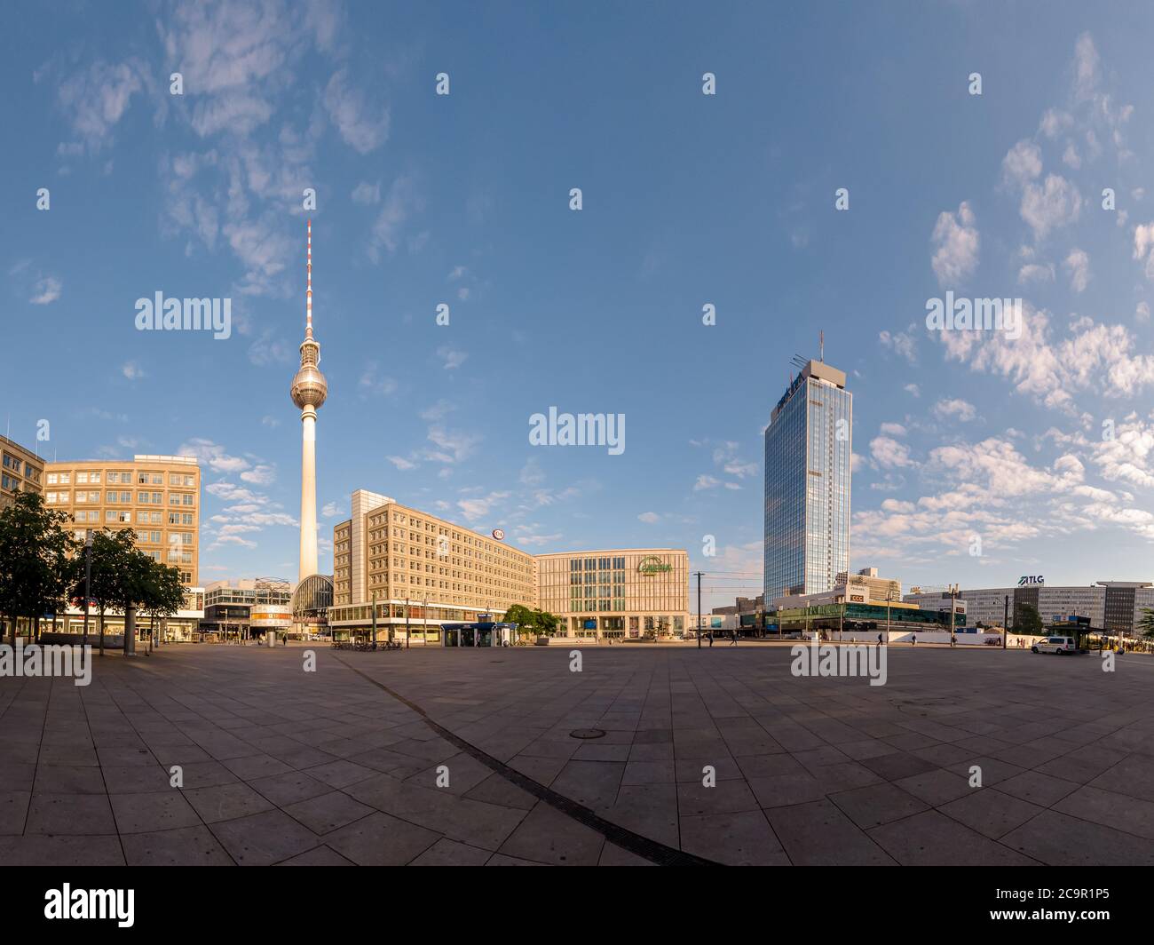 Berlino, Germania - 15 giugno 2020 - la famosa Alexanderplatz con i suoi edifici e le sue famose attrazioni, come la torre della televisione di Berlino Foto Stock Berlino, Germania - 15 giugno 2020 - la famosa Alexanderplatz con i suoi edifici e le sue famose attrazioni, come la torre della televisione di Berlino Foto Stock