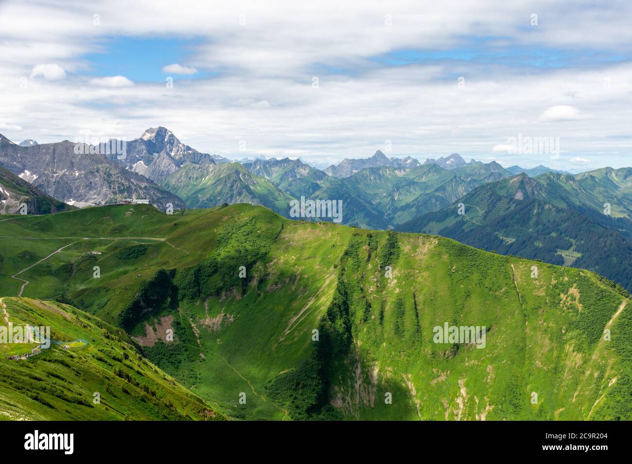 Vista sulle montagne che circondano Fellhorn, Germania Foto Stock