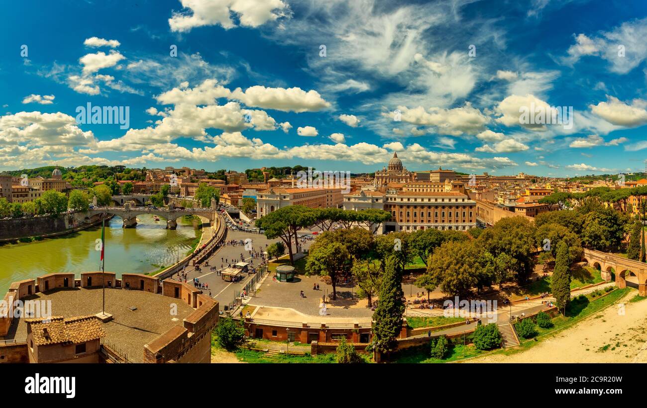 Roma - 30 aprile 2019 - Vista da Castel Sant'Angelo alla storica città di Roma e alla Basilica di San Pietro Foto Stock