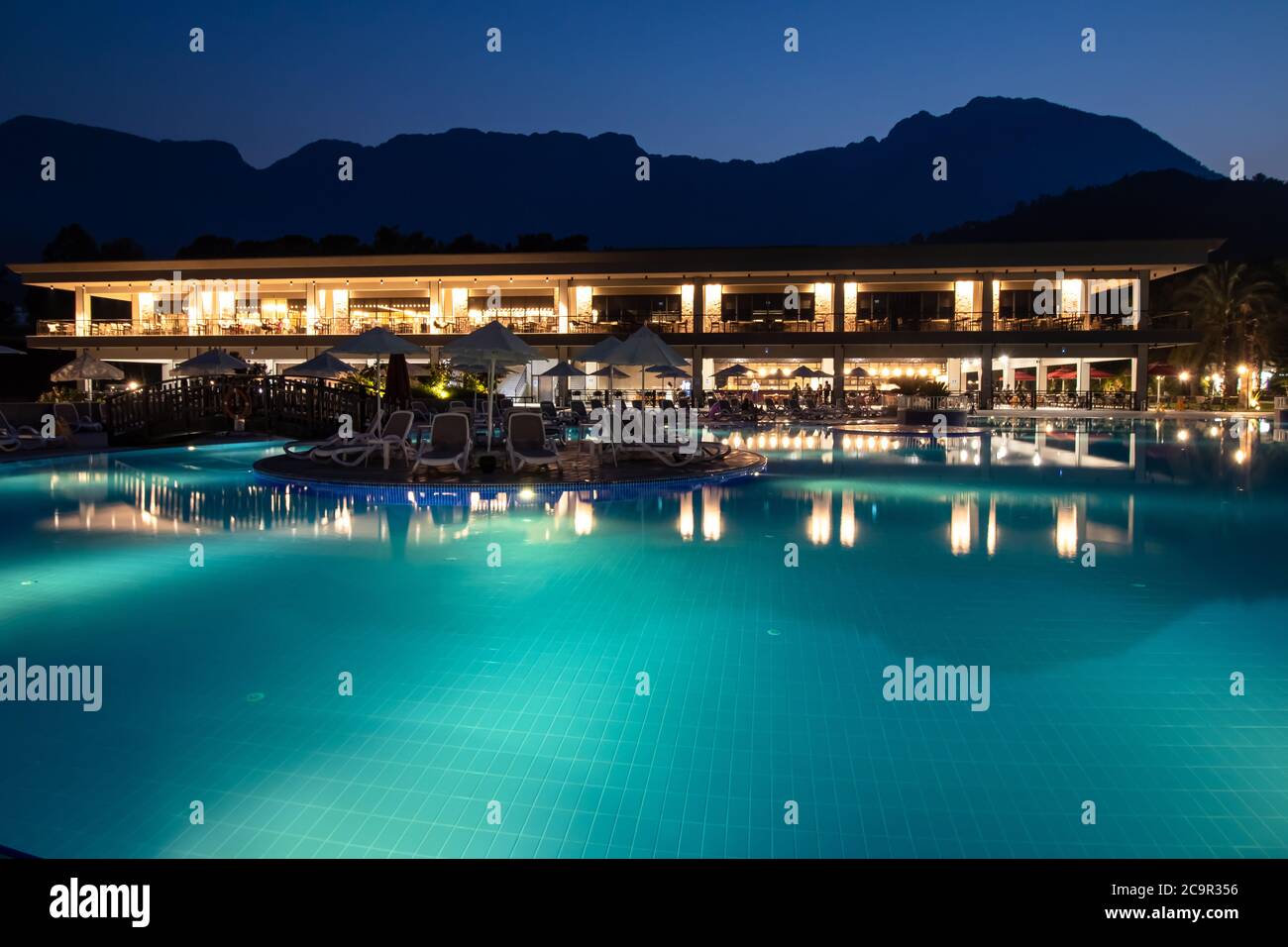 Kemer, Turchia, 26 luglio 2020: Piscina serale illuminata presso L'hotel KIMEROS PARK HOLIDAY VILLAGE. Una stazione balneare, quartiere di Antalya Provincial Foto Stock