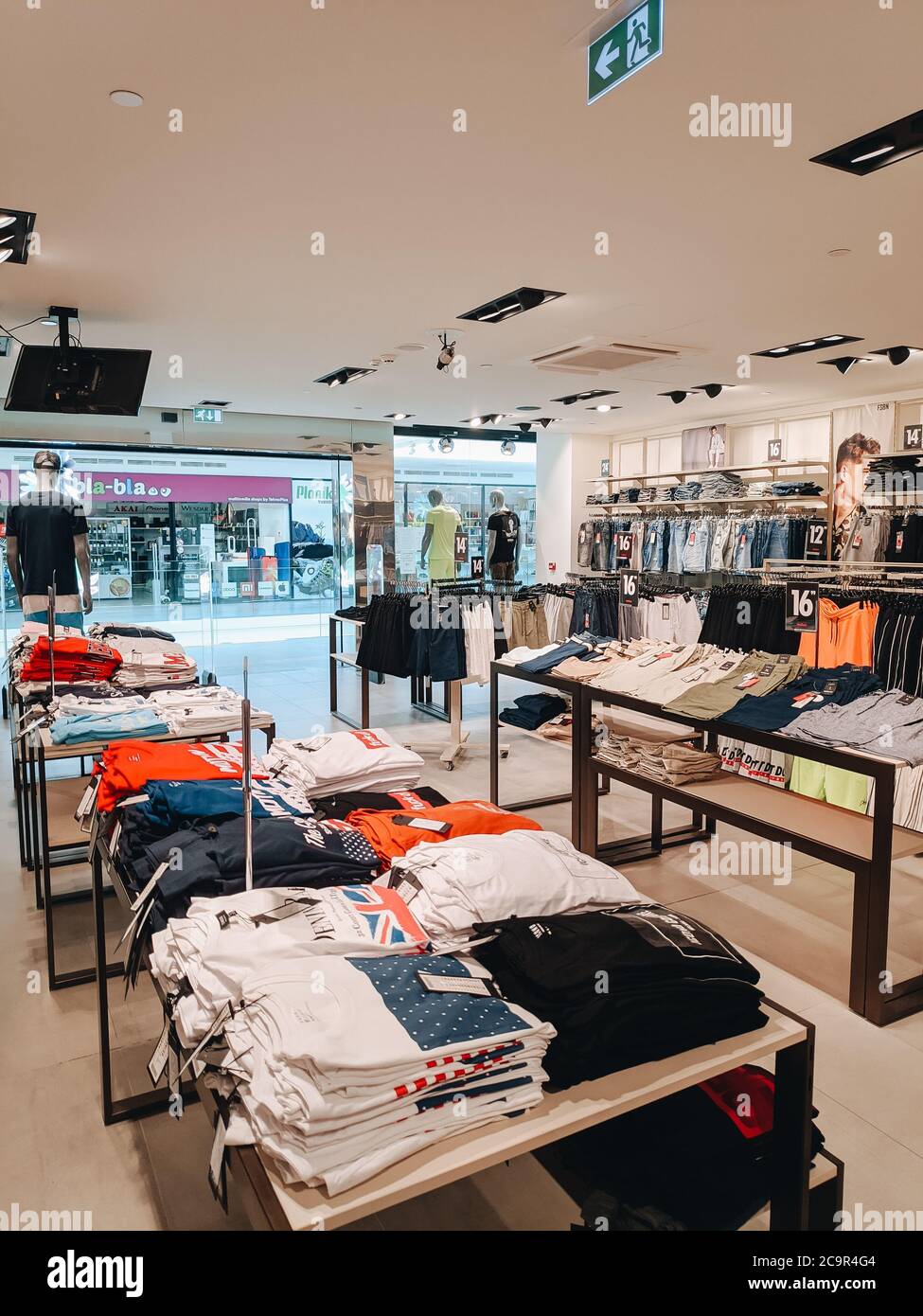 Budva, Montenegro - 01 agosto 2020: Interno di un negozio di abbigliamento per giovani. Le merci sono sugli scaffali. Foto Stock