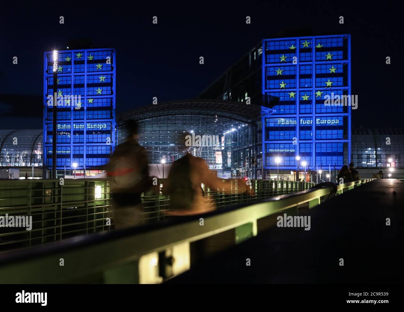 Berlino, Germania. 7 maggio 2019. La stazione ferroviaria centrale di Berlino è illuminata dal tema dell'UE a Berlino, capitale della Germania, il 7 maggio 2019. Credit: Shan Yuqi/Xinhua/Alamy Live News Foto Stock