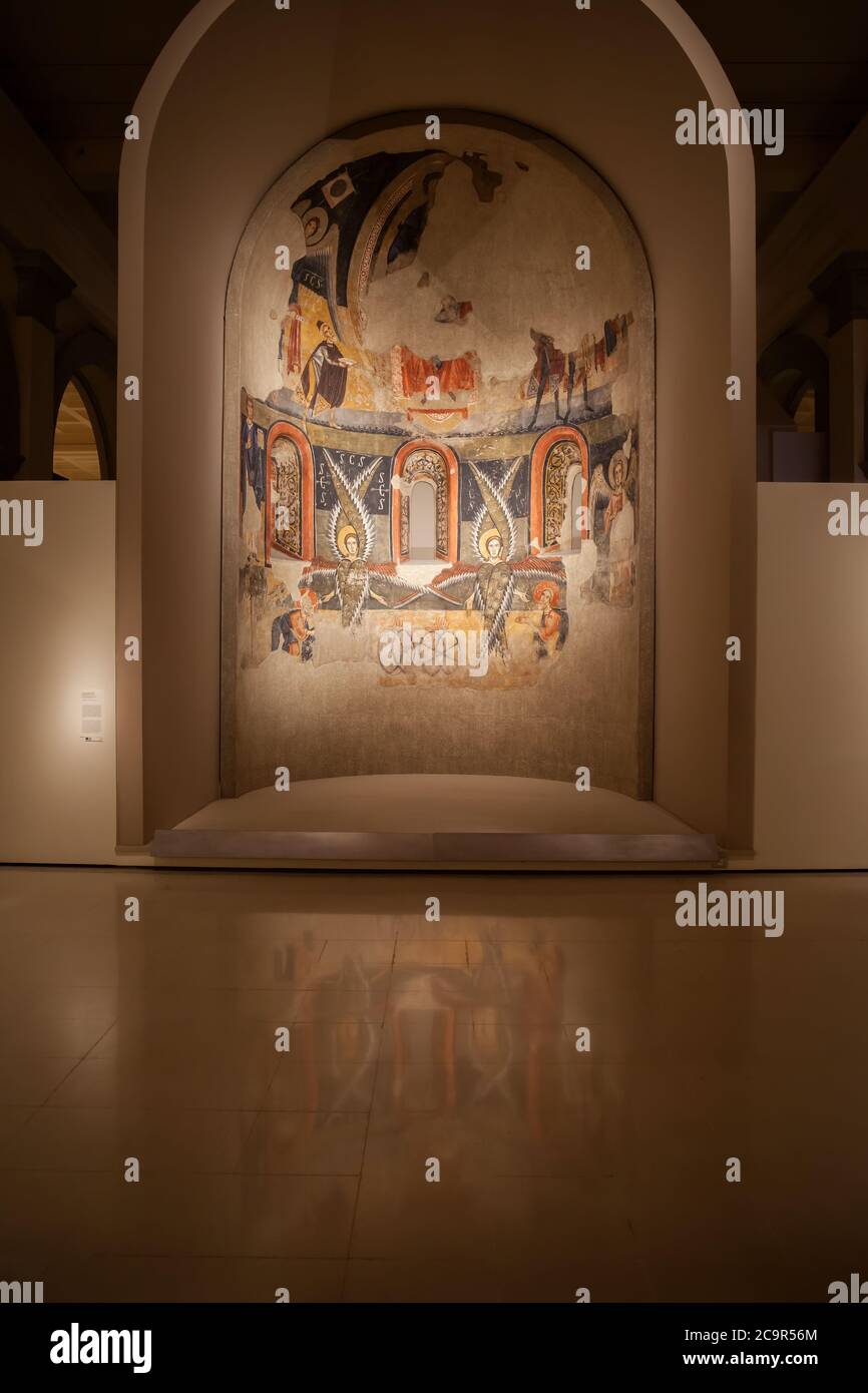 Mostra d'arte romanica medievale nel Museo Nazionale d'Arte della Catalogna (Museu Nacional d'Art de Catalunya, MNAC) a Barcellona, Spagna. Abside principale decora Foto Stock