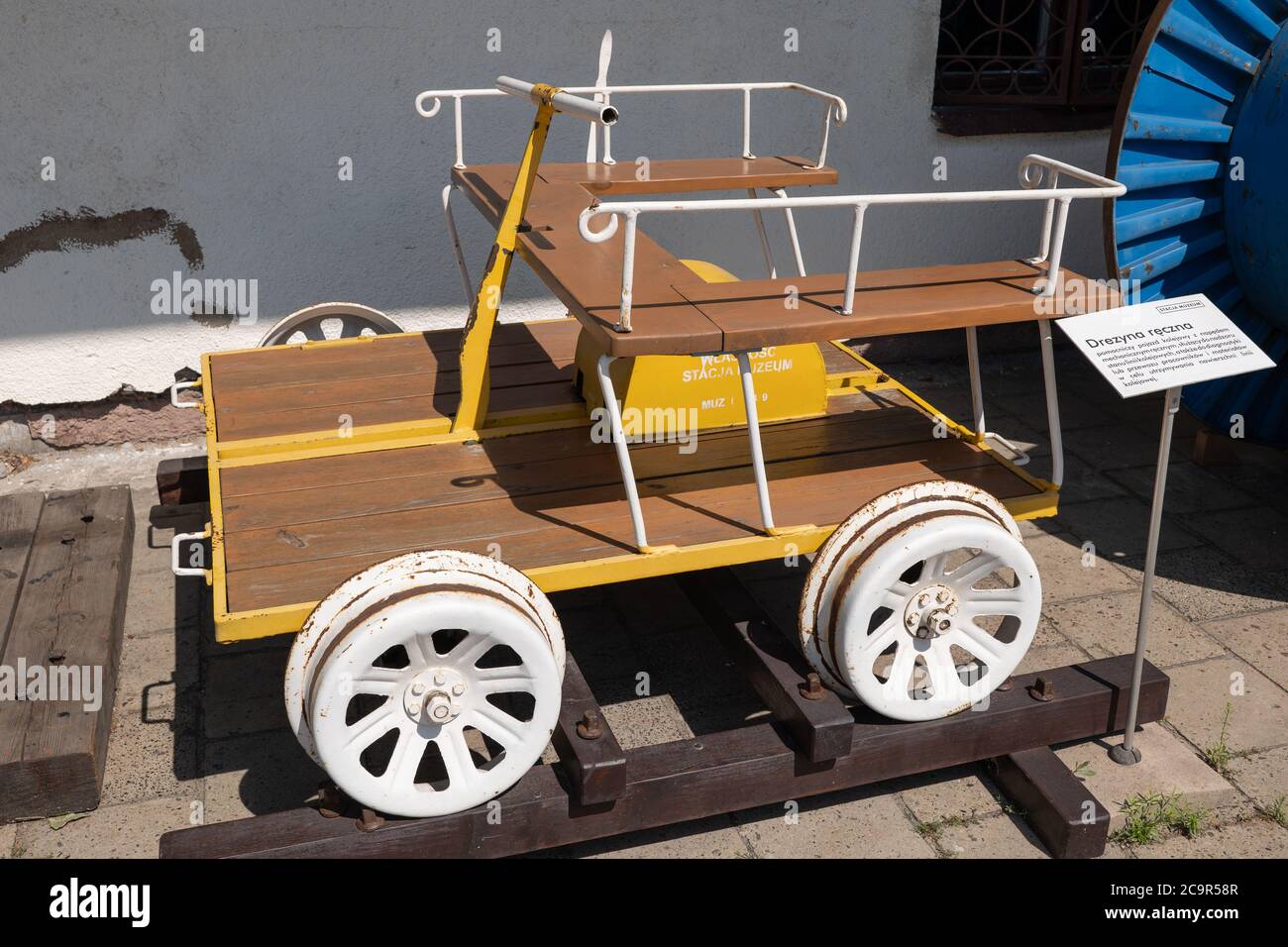 Auto a mano ferroviaria (carrello pompa, pompa auto, jigger, velocipede, draisine), auto ferroviaria alimentata dalle mani dei suoi passeggeri nel Museo della Stazione di Varsavia, P. Foto Stock