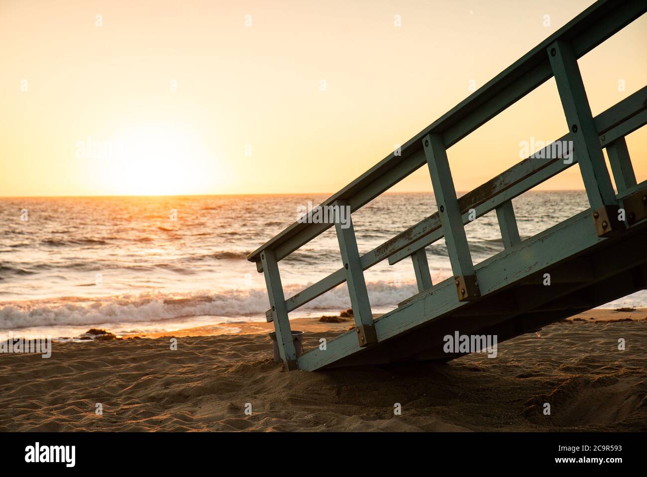 Rampa della stazione Wooden Life Guard sulla spiaggia al tramonto Foto Stock