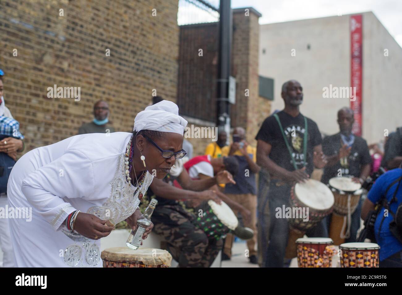 Centinaia di persone si uniscono alla celebrazione del giorno dell'emancipazione di Afrikan a Windrush Square, Brixton. Poiché le strade sono state temporaneamente bloccate fa parte del 'Lockdown Brixton'. Foto Stock