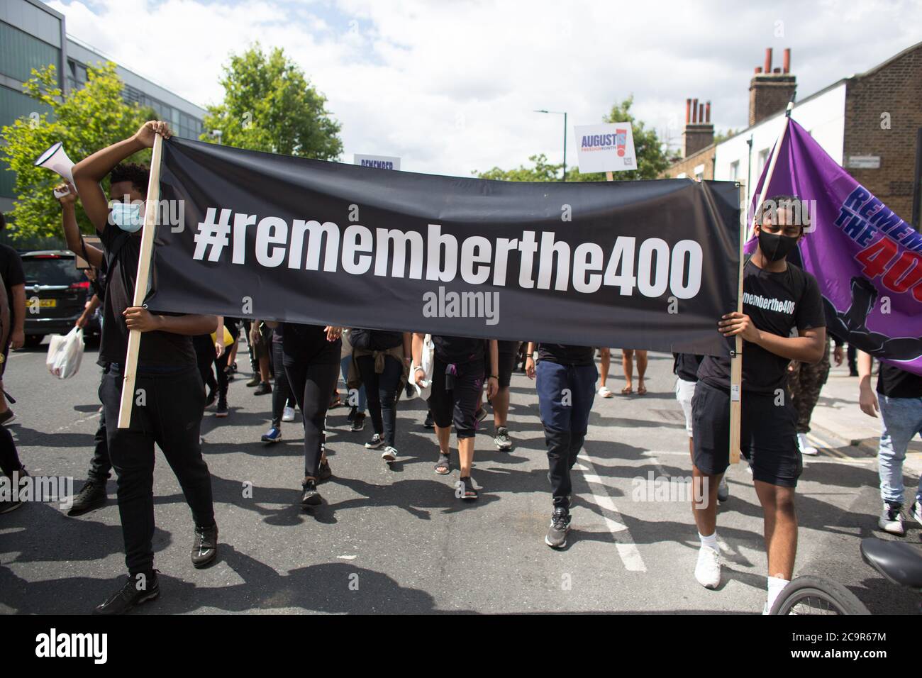 Centinaia di persone si uniscono alla celebrazione del giorno dell'emancipazione di Afrikan a Windrush Square, Brixton. Poiché le strade sono state temporaneamente bloccate fa parte del 'Lockdown Brixton'. Foto Stock