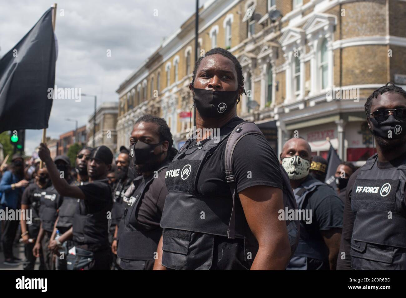 Centinaia di persone si uniscono alla celebrazione del giorno dell'emancipazione di Afrikan a Windrush Square, Brixton. Poiché le strade sono state temporaneamente bloccate fa parte del 'Lockdown Brixton'. Foto Stock