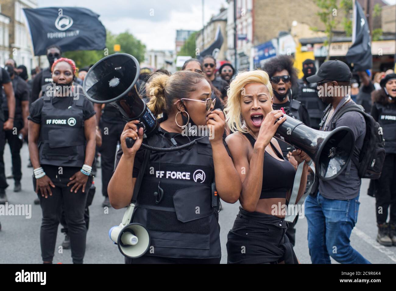 Imarn Ayton guida un esercito di manifestanti per unirsi alla celebrazione del giorno dell'emancipazione di Afrikan in Windrush Square, Brixton. Poiché le strade sono state temporaneamente bloccate fa parte del 'Lockdown Brixton'. Foto Stock