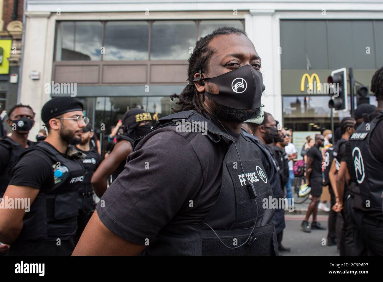 Centinaia di persone si uniscono alla celebrazione del giorno dell'emancipazione di Afrikan a Windrush Square, Brixton. Poiché le strade sono state temporaneamente bloccate fa parte del 'Lockdown Brixton'. Foto Stock