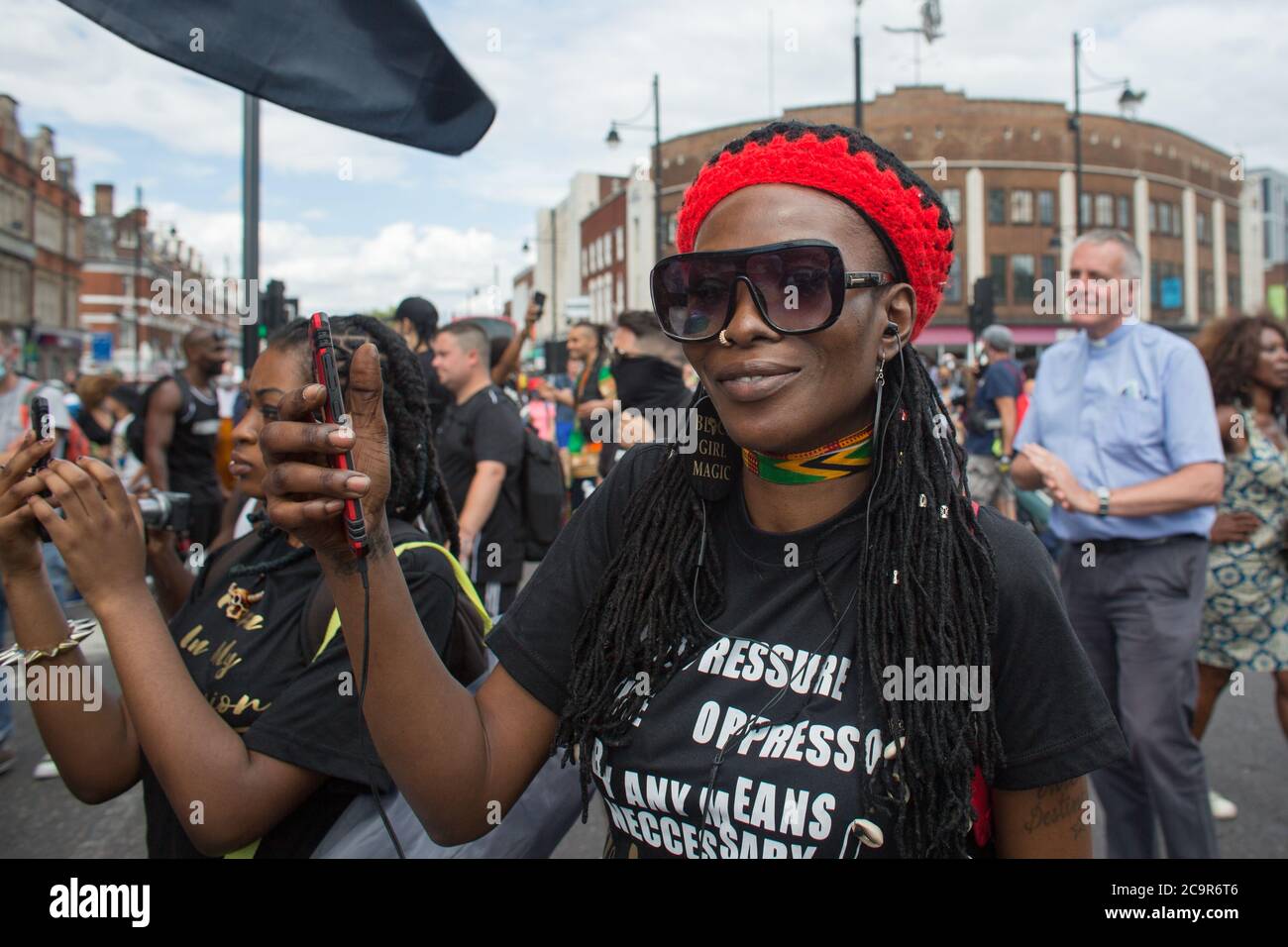 Centinaia di persone si uniscono alla celebrazione del giorno dell'emancipazione di Afrikan a Windrush Square, Brixton. Poiché le strade sono state temporaneamente bloccate fa parte del 'Lockdown Brixton'. Foto Stock