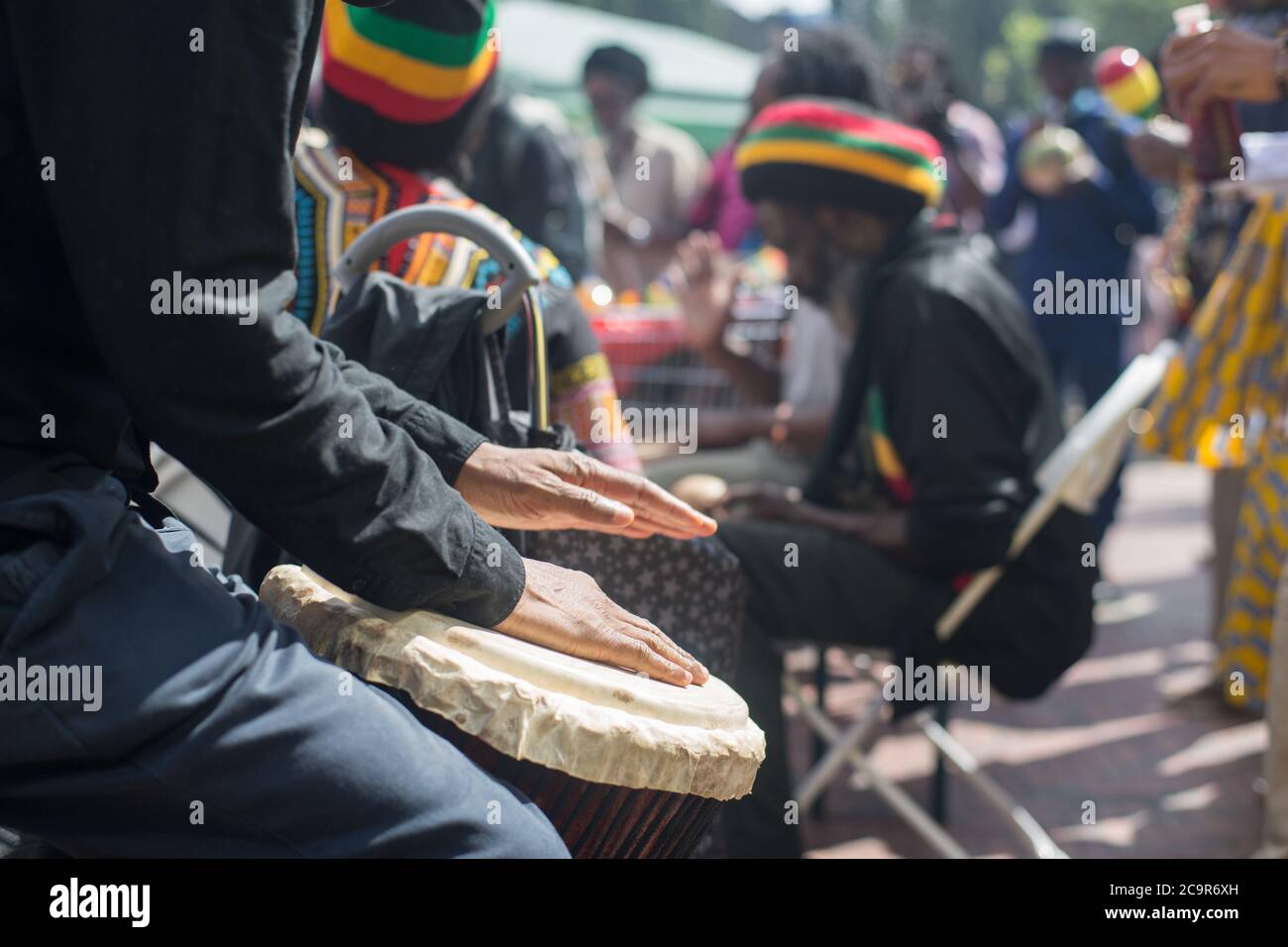 Centinaia di persone si uniscono alla celebrazione del giorno dell'emancipazione di Afrikan a Windrush Square, Brixton. Poiché le strade sono state temporaneamente bloccate fa parte del 'Lockdown Brixton'. Foto Stock