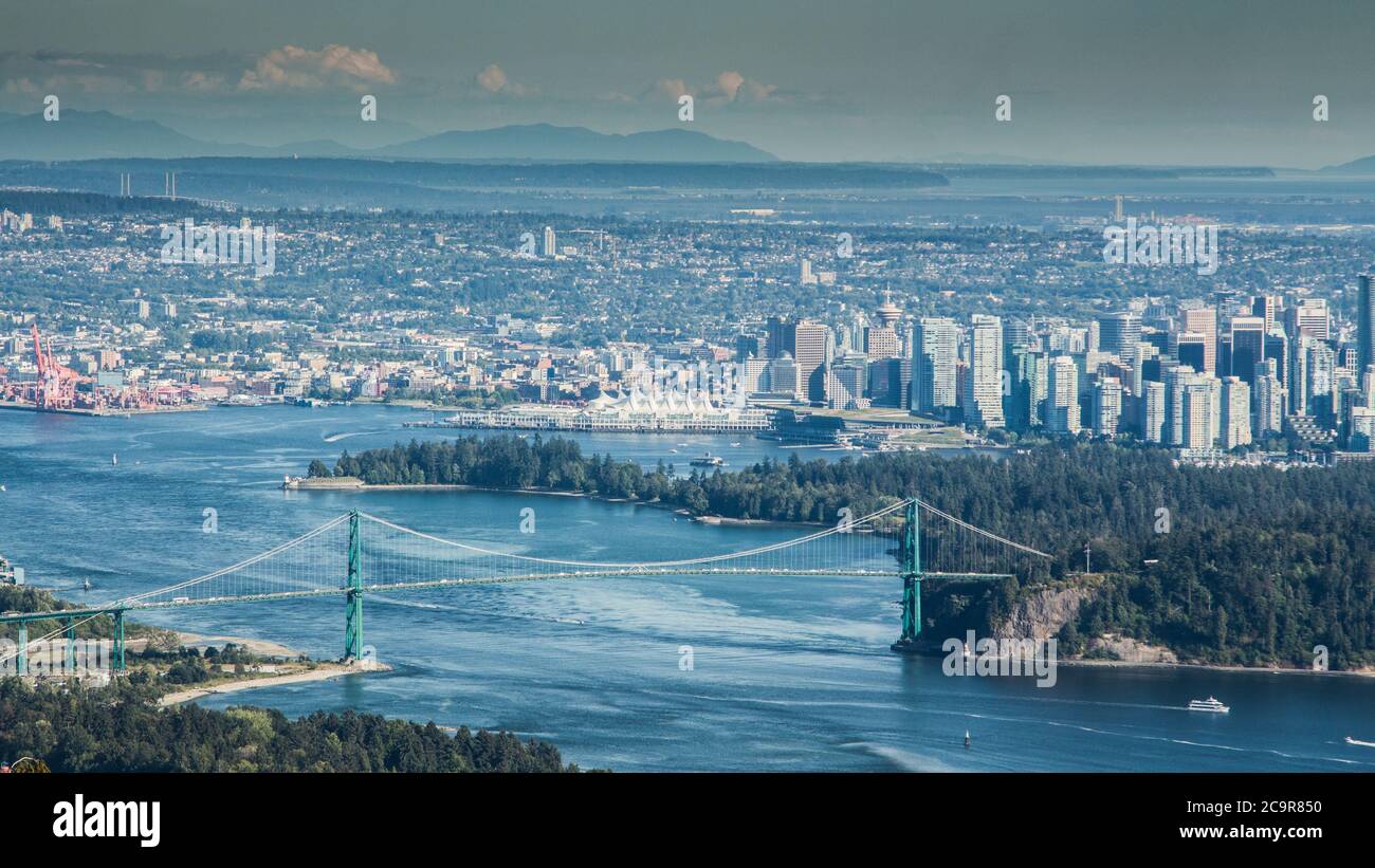 Vista aerea della città di Vancouver guardando il Ponte Lions gate e centro di Vancouver durante l'alba dal Punto di osservazione della montagna Cypress Foto Stock