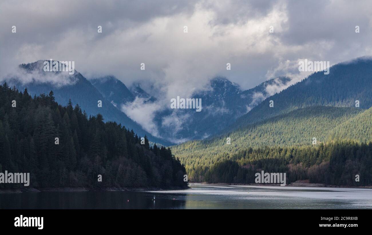 Una vista panoramica del lago artificiale di Cleveland Dam circondato da montagne, Vancouver Nord, Canada Foto Stock