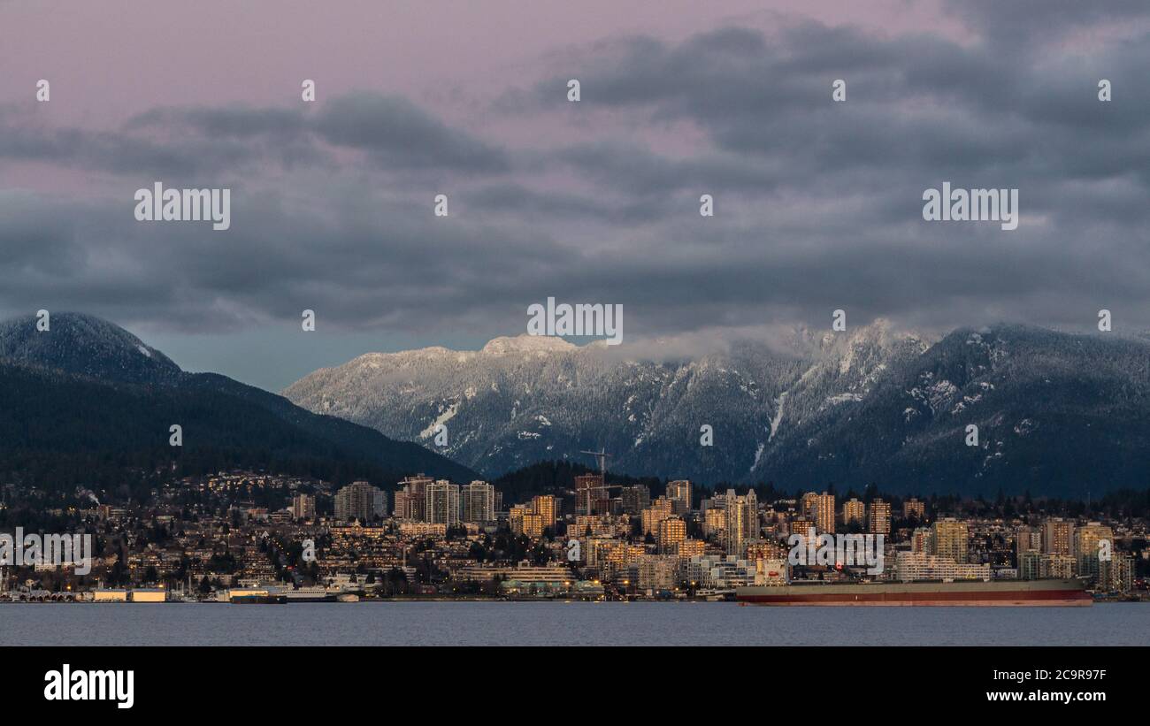 Città di Vancouver nord circondata da montagne innevate in inverno Foto Stock