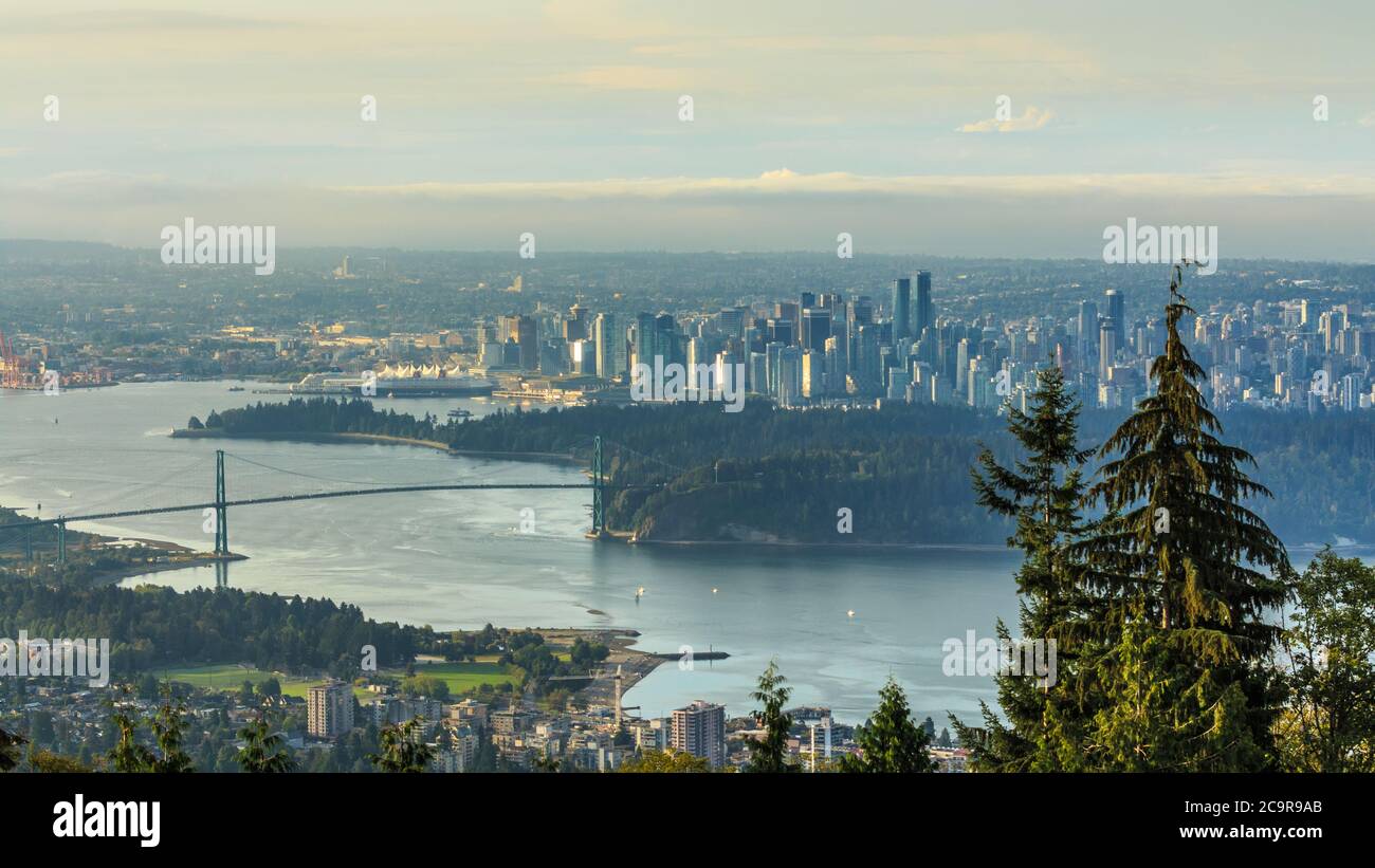 Vista aerea della città di Vancouver guardando il Ponte Lions gate e centro di Vancouver durante l'alba dal Punto di osservazione della montagna Cypress Foto Stock