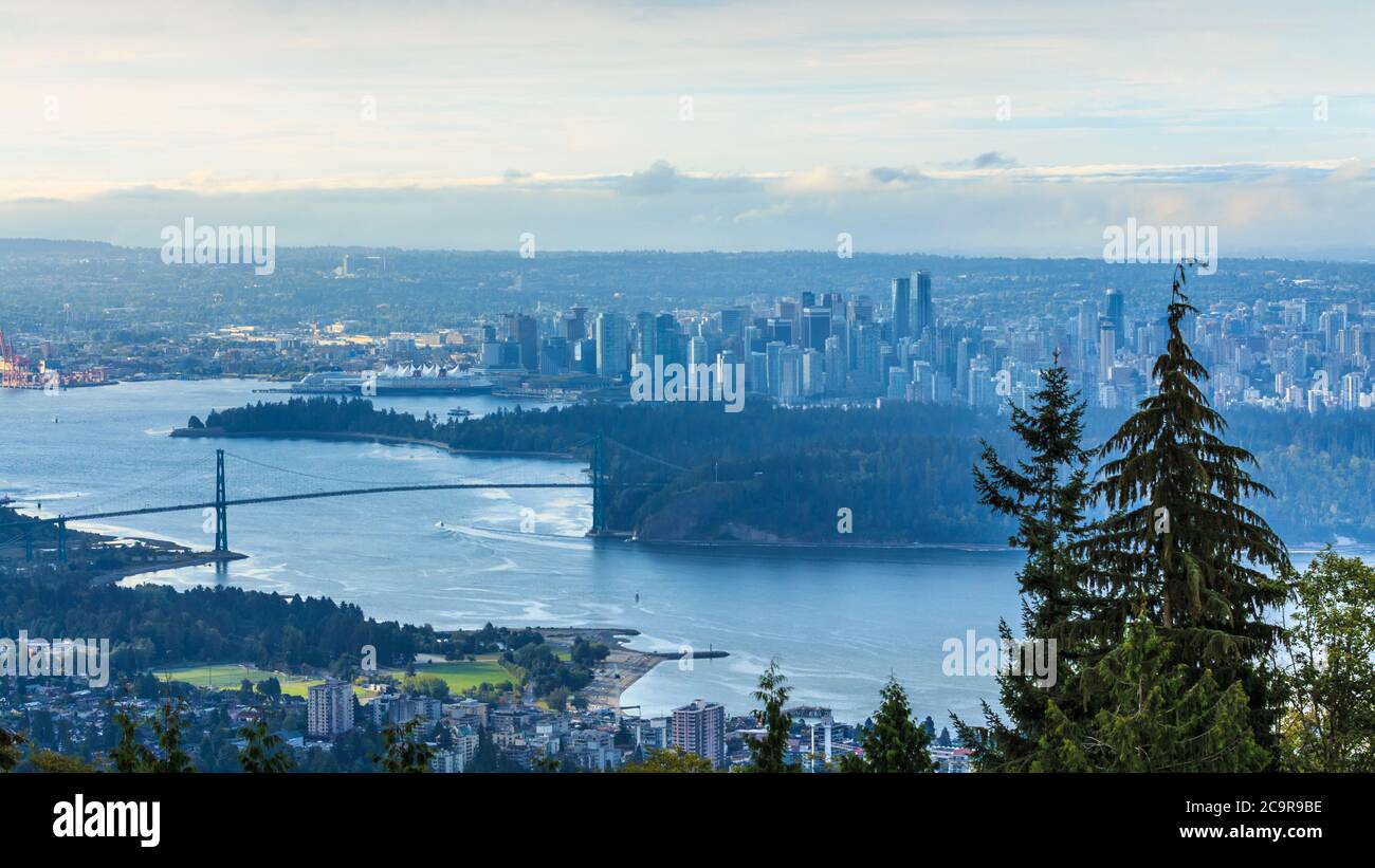 Vista aerea della città di Vancouver guardando il Ponte Lions gate e centro di Vancouver durante l'alba dal Punto di osservazione della montagna Cypress Foto Stock