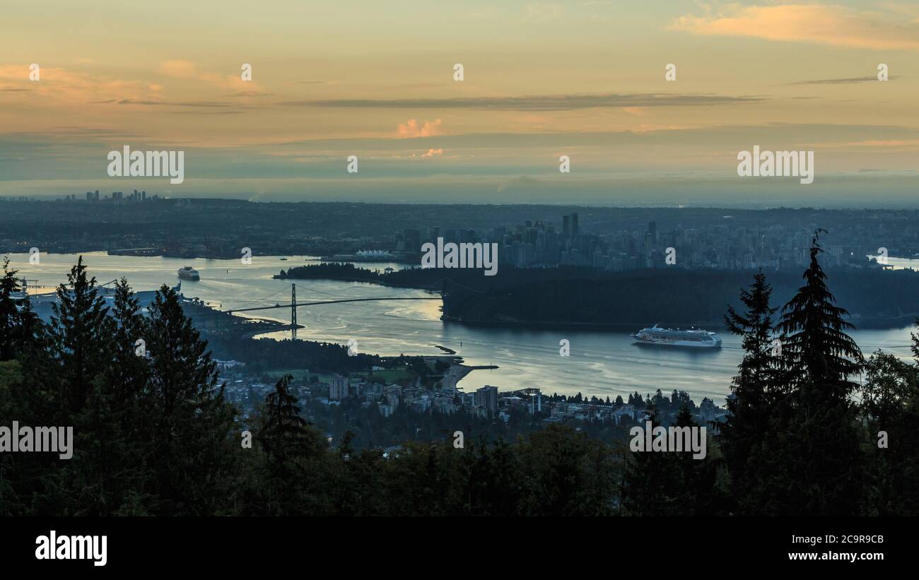 Vista aerea della città di Vancouver guardando il Ponte Lions gate e centro di Vancouver durante l'alba dal Punto di osservazione della montagna Cypress Foto Stock