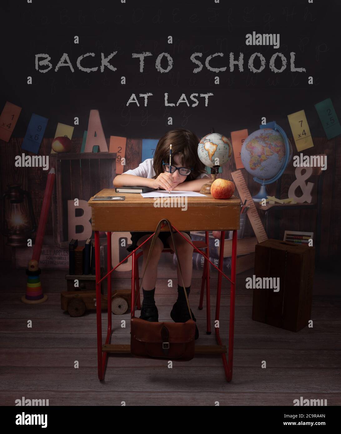 Torna a scuola, Firstgrader, Schoolsback, scolaresche, Classroom, Boywithapple , Childwithglobo, Schooldesk Foto Stock