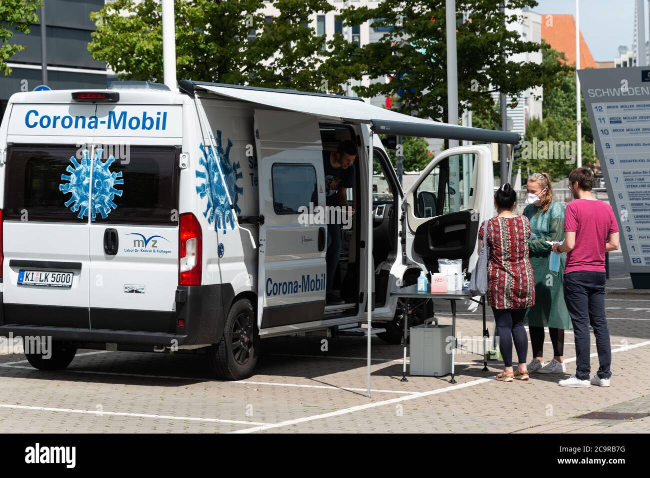 Kiel, 1. 2020 agosto - Heute wurden drei mobile Teststationen in Schleswig-Holstein für Reiserückkehrer aus Risikogebieten zur Abgabe einer Testung auf Foto Stock