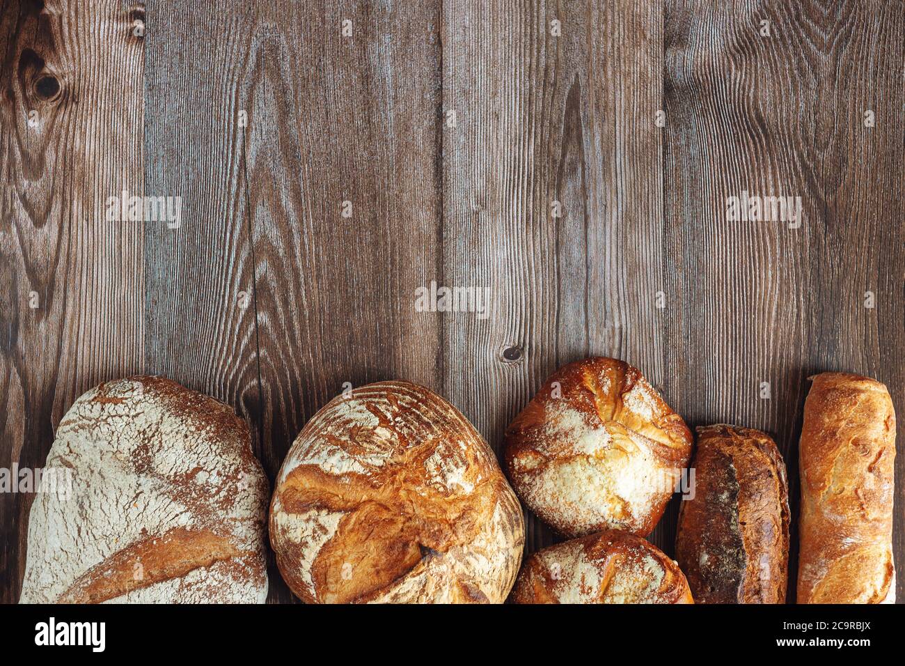 Assortimento di pane cotto. Vista dall'alto con spazio per il testo Foto Stock