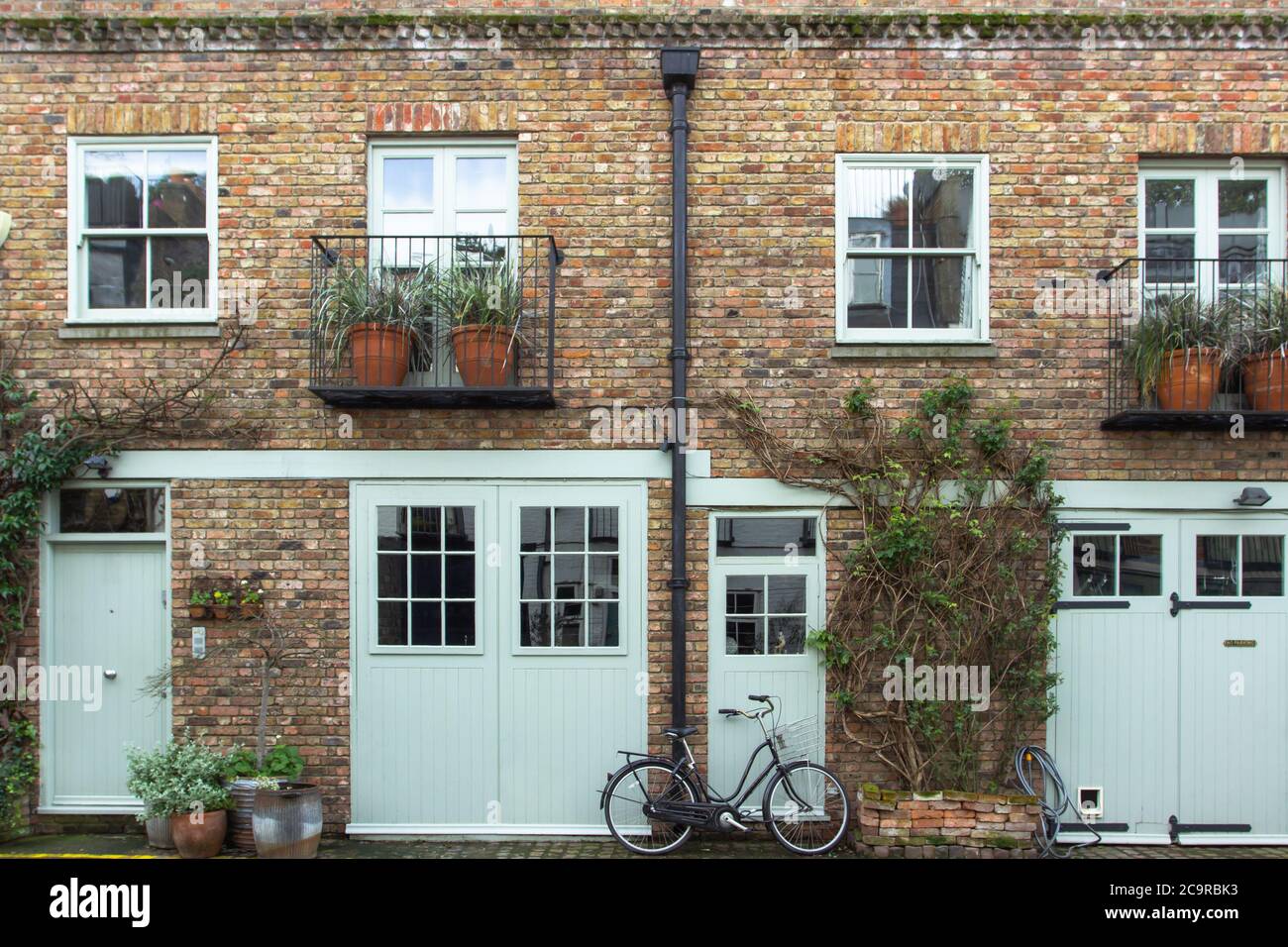 Parcheggio per biciclette di fronte a una casa residenziale a Londra, Regno Unito. Blocco di case londinesi. Architettura inglese. Elegante edificio di appartamenti. Immobiliare c Foto Stock