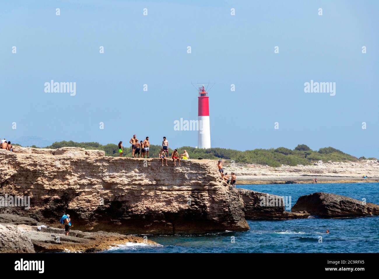 Scena di giovani che si tuffano in mare dalla scogliera di Carro Sud della Francia Foto Stock