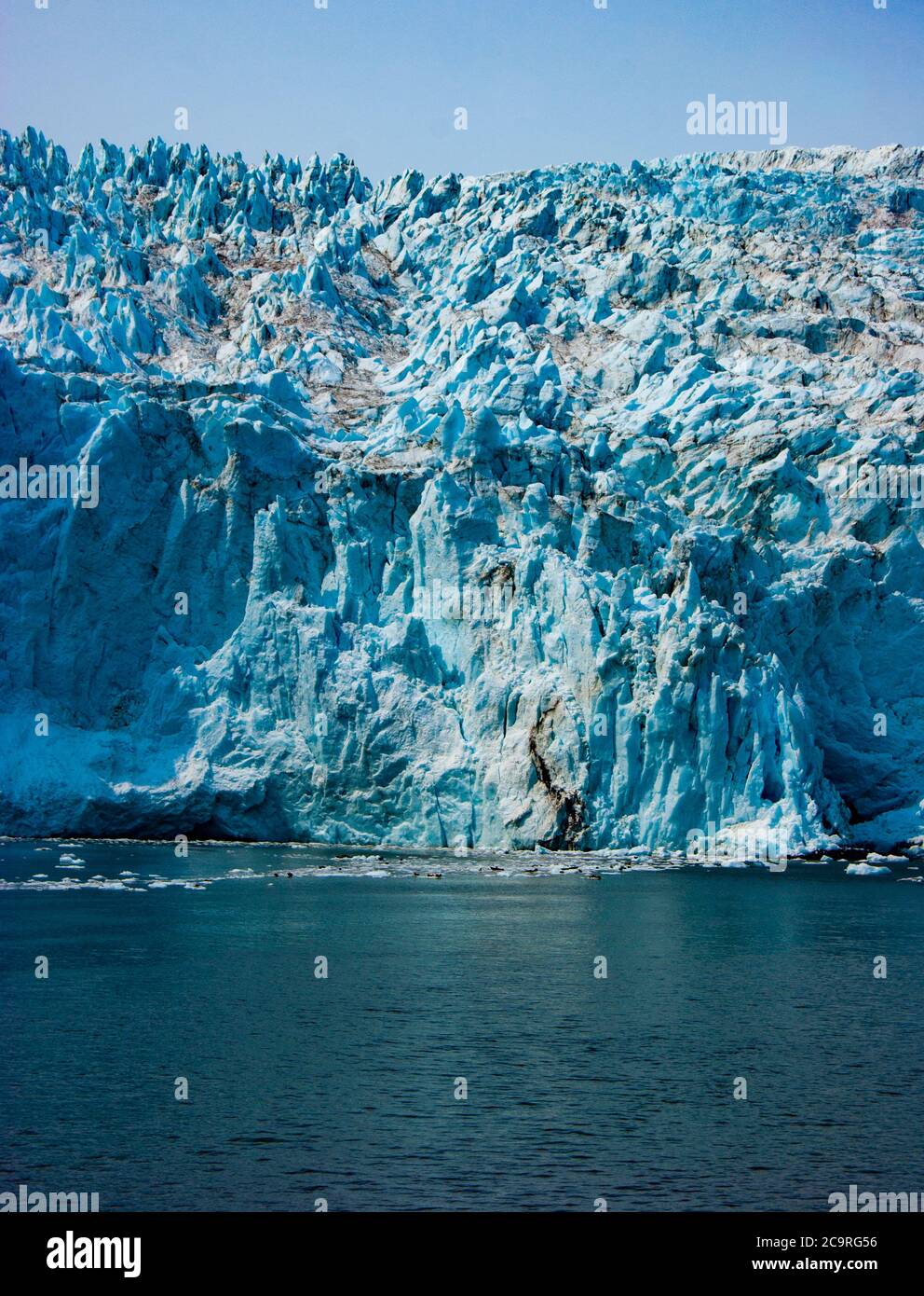 Blu profondo del ghiacciaio presso il lago Foto Stock