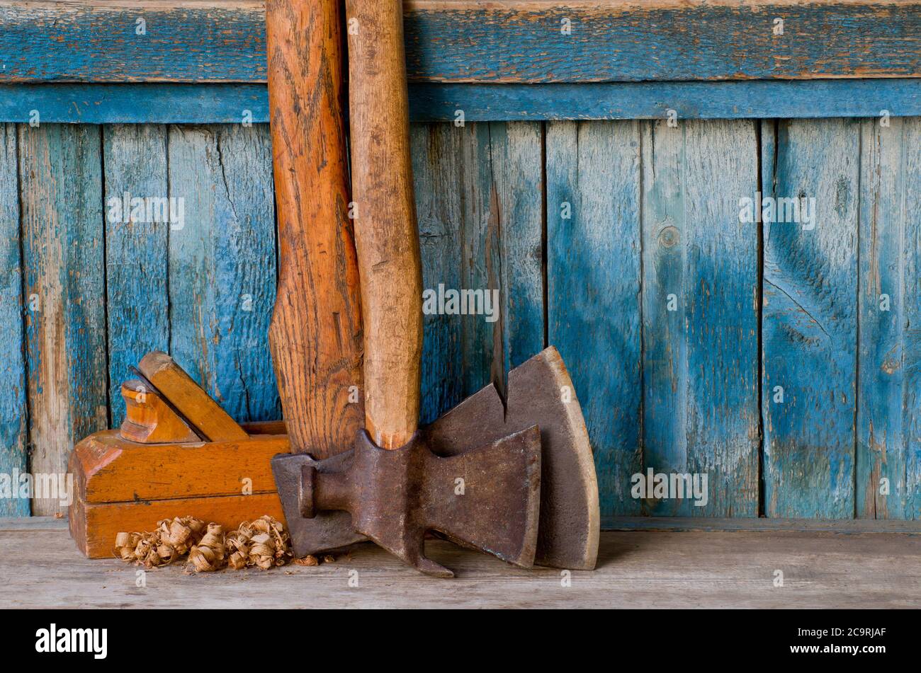 Vecchio ascia, piccone, piano di legno e patatine sullo sfondo della  vecchia parete Foto stock - Alamy