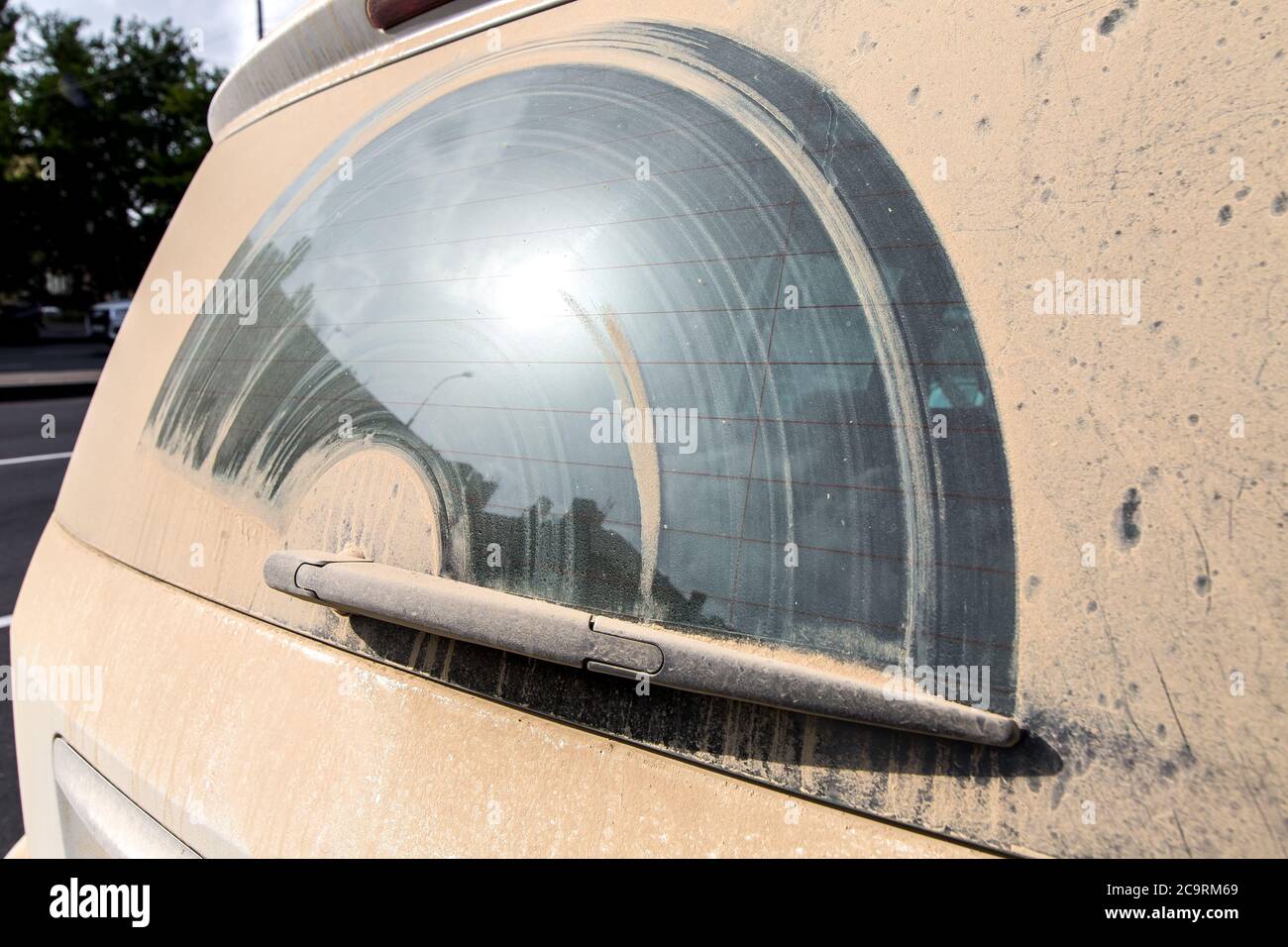 Auto sporca vista dalla polvere del parabrezza di una vista posteriore  dietro a destra Foto stock - Alamy