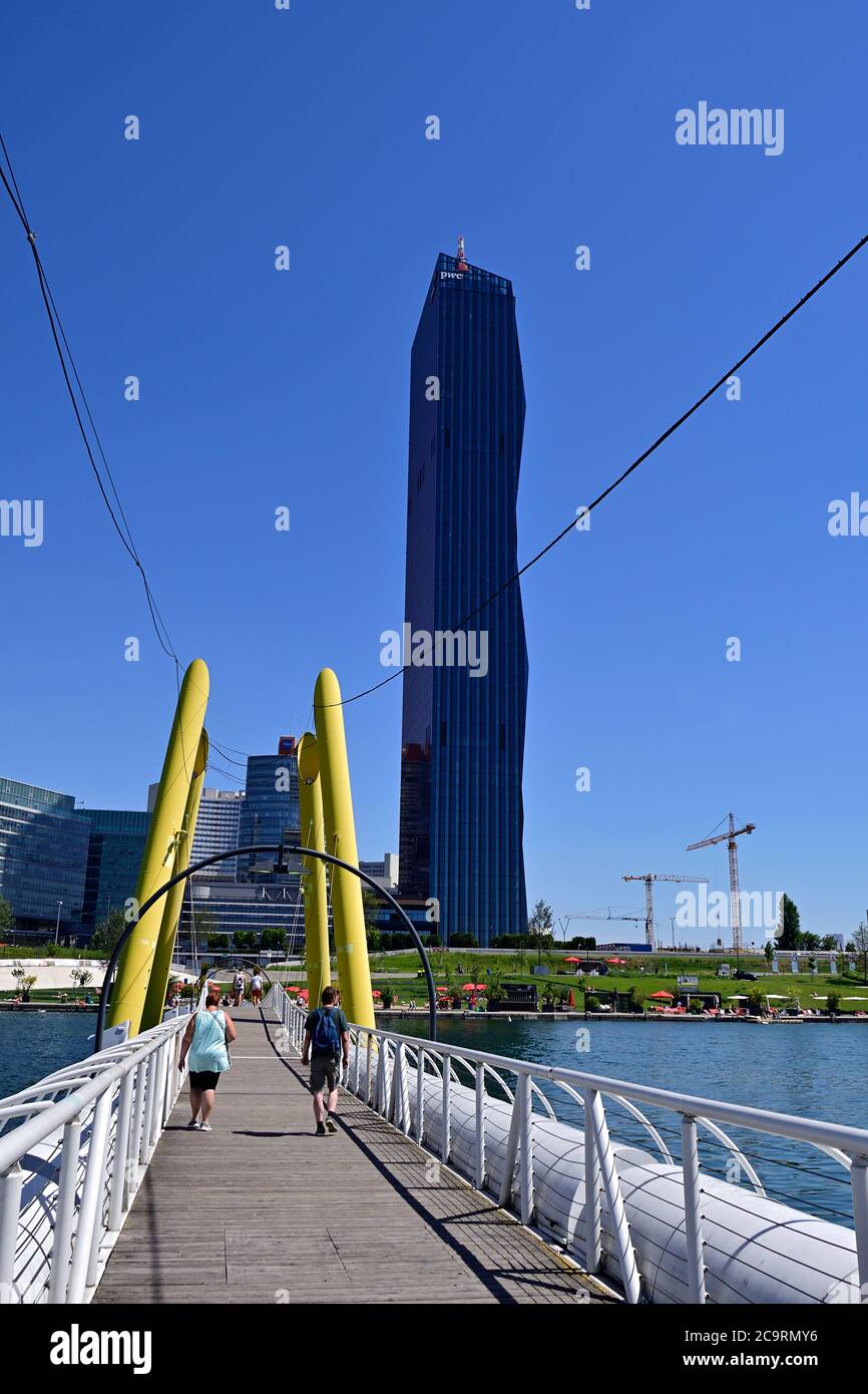Vienna, Austria. Vista dalla CopaBeach sull'Isola del Danubio sulla Torre DC (Torri della Città del Danubio) a Vienna Foto Stock