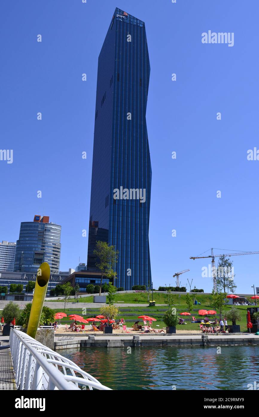 Vienna, Austria. Vista dalla CopaBeach sull'Isola del Danubio sulla Torre DC (Torri della Città del Danubio) a Vienna Foto Stock