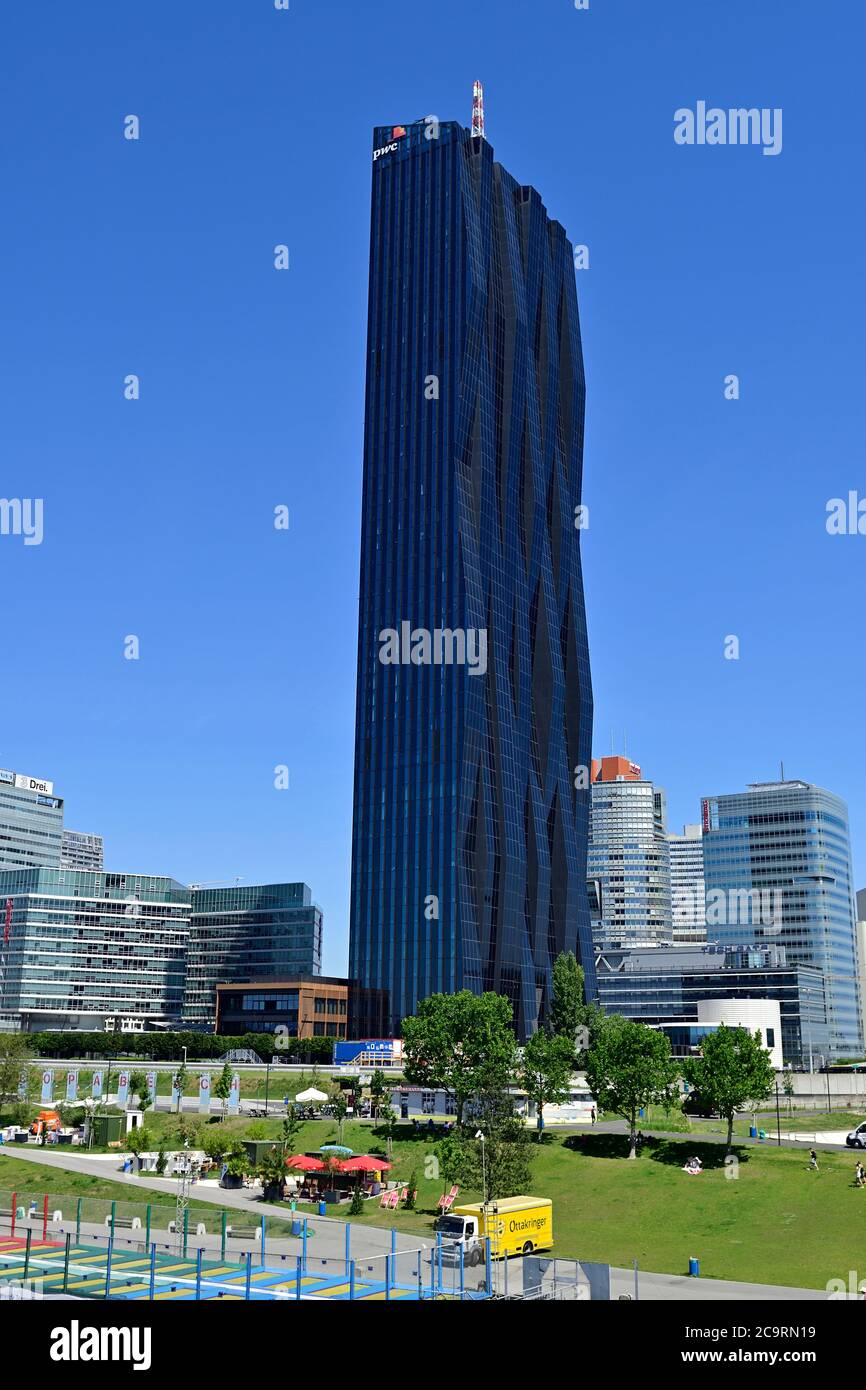 Vienna, Austria. Vista dalla CopaBeach sull'Isola del Danubio sulla Torre DC (Torri della Città del Danubio) a Vienna Foto Stock