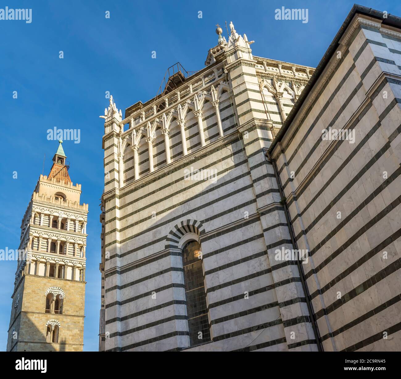 Bella panoramica del centro storico di Pistoia, Italia, con Battistero, Cattedrale e Campanile in una giornata di sole Foto Stock