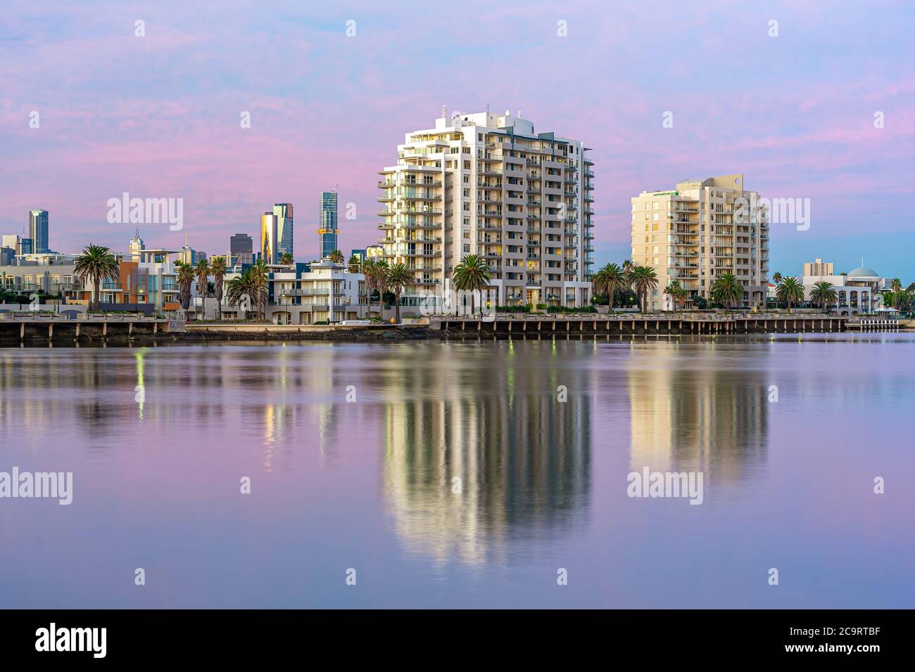 Appartamenti di lusso con skyline della città sullo sfondo a Port Melbourne, Australia Foto Stock