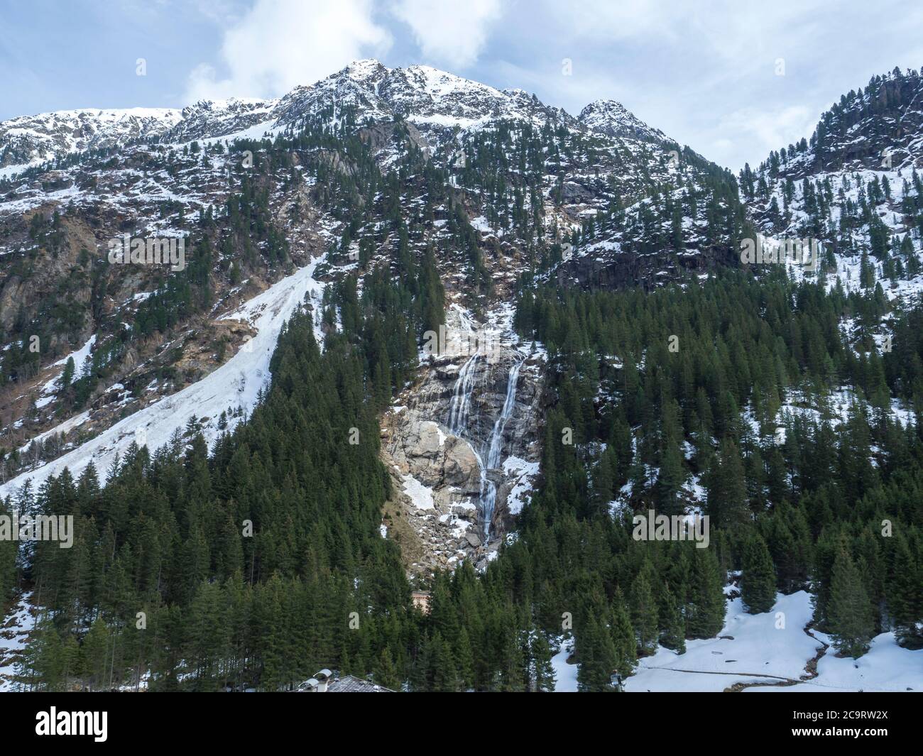 Cascata del Ghiacciaio delle Cascate di GRAWA situata nella Valle di Stubai, Tirolo, Austria. Primavera montagna fiume e alberi paesaggio ambiente naturale. Escursioni in Foto Stock