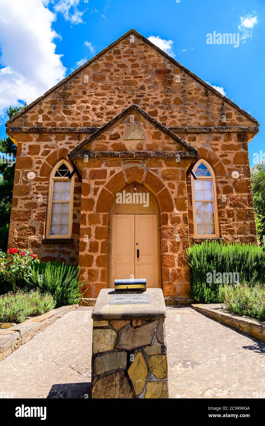 Adelaide Hills, Australia Meridionale - 9 febbraio 2020: Clarendon Historic Hall Museum visto da Grants Gully Road in una giornata estiva luminosa Foto Stock