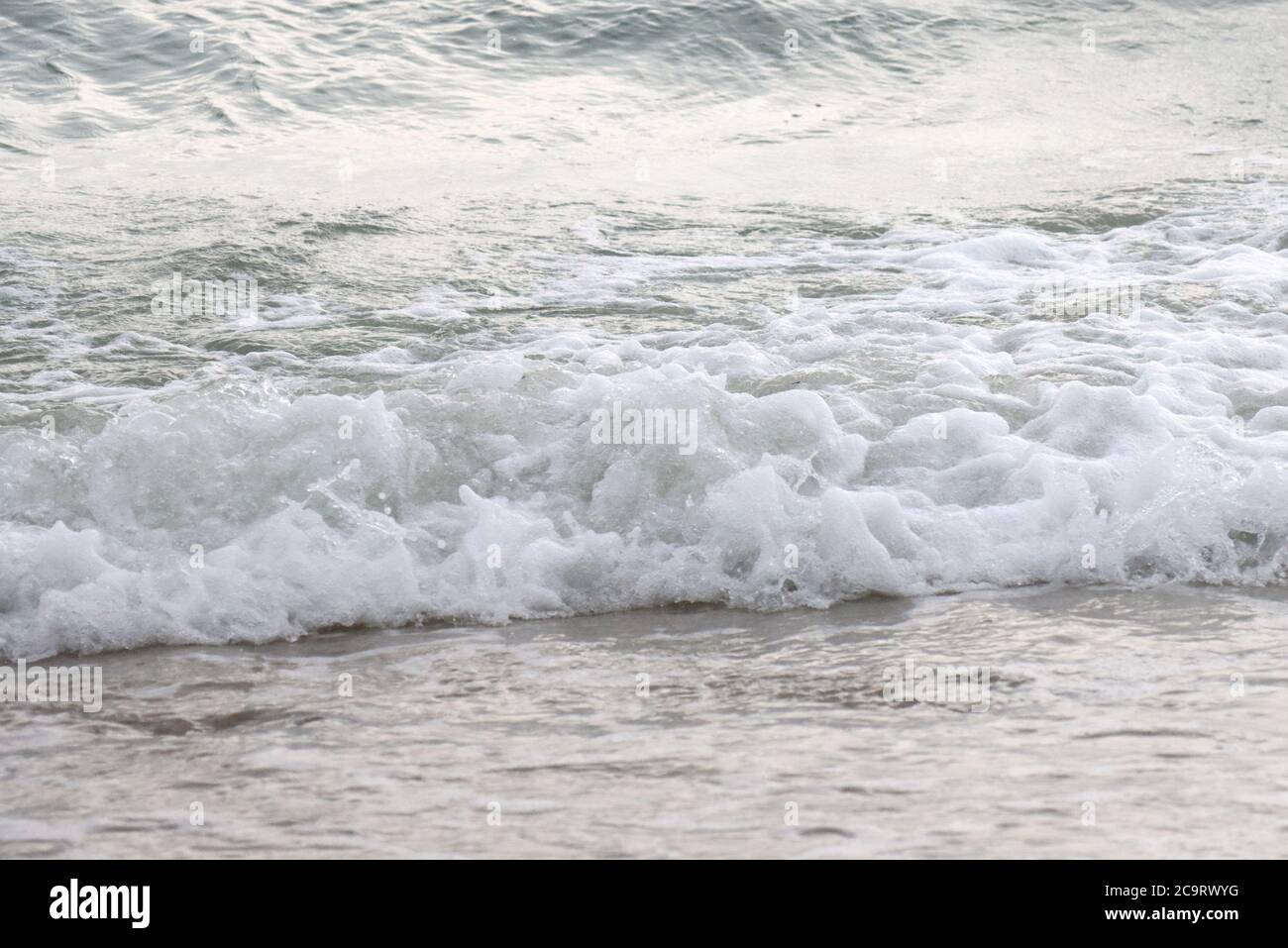 L'oceano è ruvido oggi con grandi onde. Foto Stock