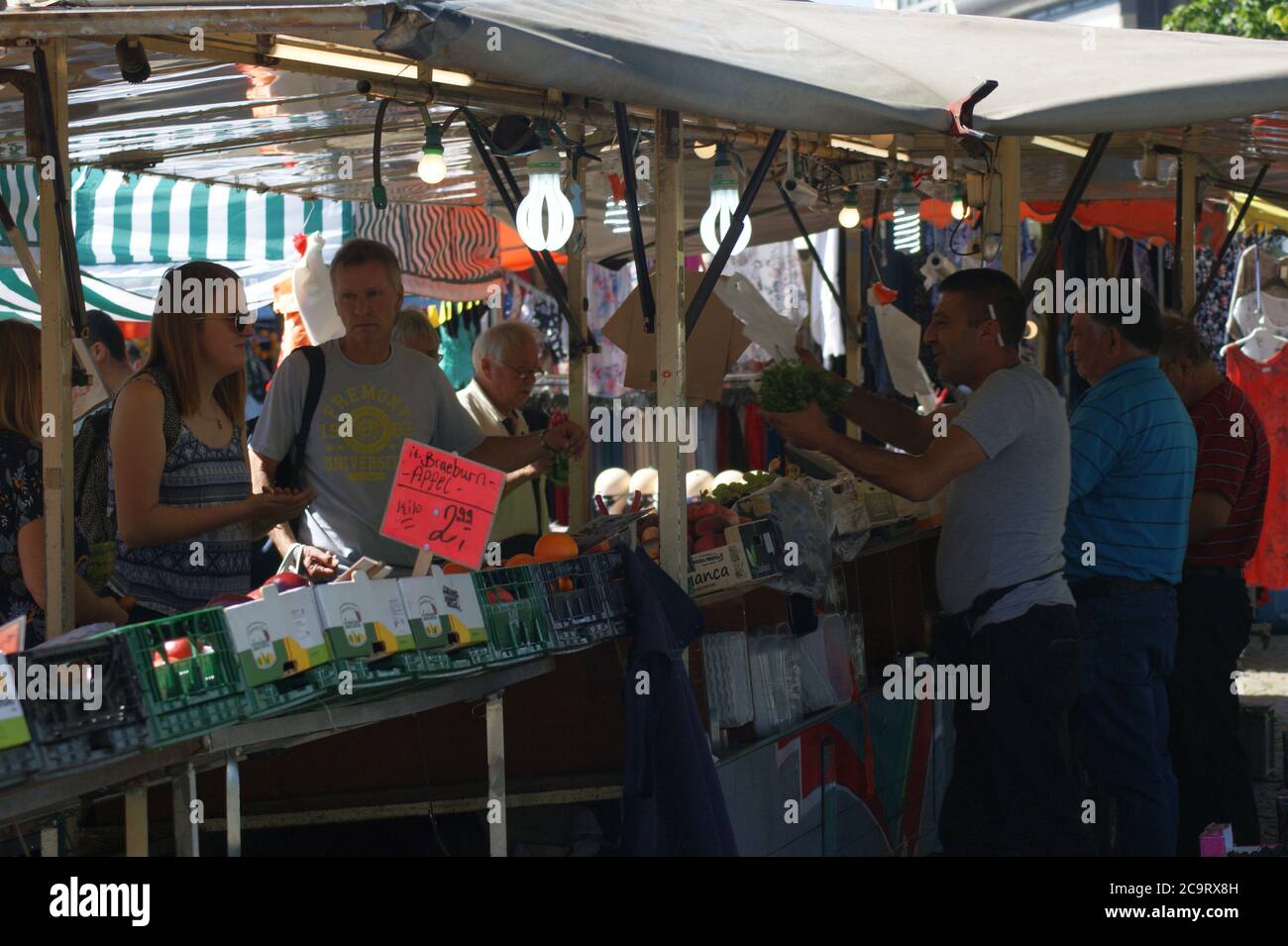 Marktgeschehen am Rathaus Spandau a Berlino - la gente che fa acquisti in Germania Foto Stock