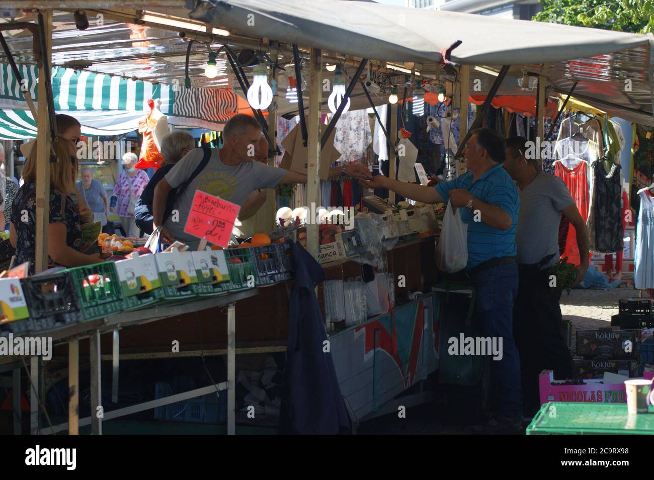 Marktgeschehen am Rathaus Spandau a Berlino - la gente che fa acquisti in Germania Foto Stock