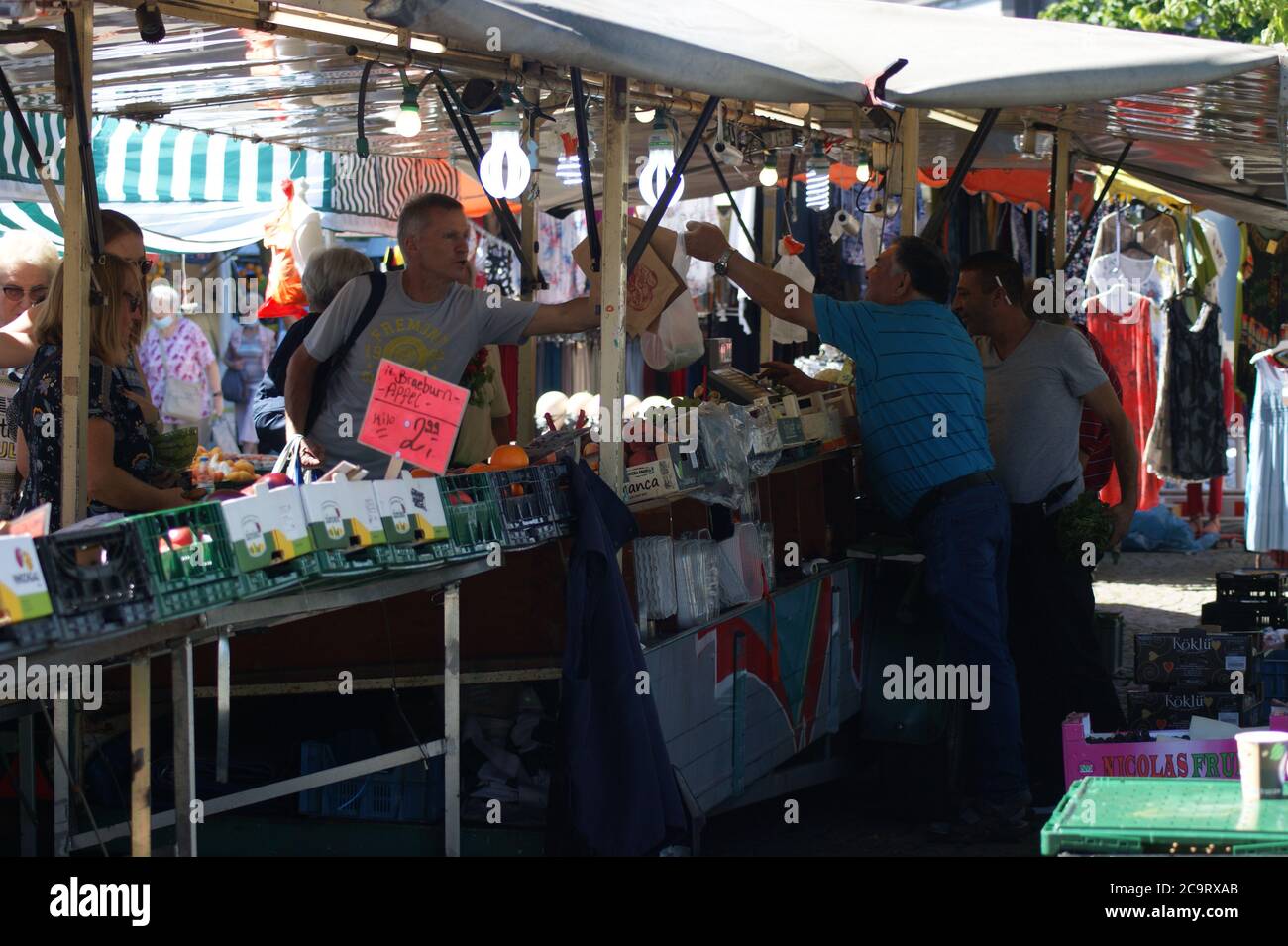 Marktgeschehen am Rathaus Spandau a Berlino - la gente che fa acquisti in Germania Foto Stock