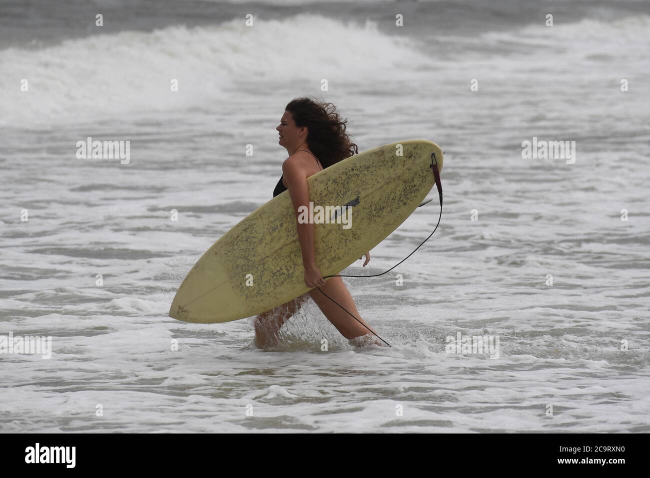 Deerfield Beach, Florida, Stati Uniti. 01 agosto 2020. Vista della spiaggia di Deerfield mentre l'uragano Isaias traccia verso la Florida, Isaias è previsto di ri-rinforzare ad un uragano durante la notte mentre si avvicina alla costa sudorientale della Florida il 1 agosto 2020 a Deerfield Beach, Florida. Credit: Mpi04/Media Punch/Alamy Live News Foto Stock