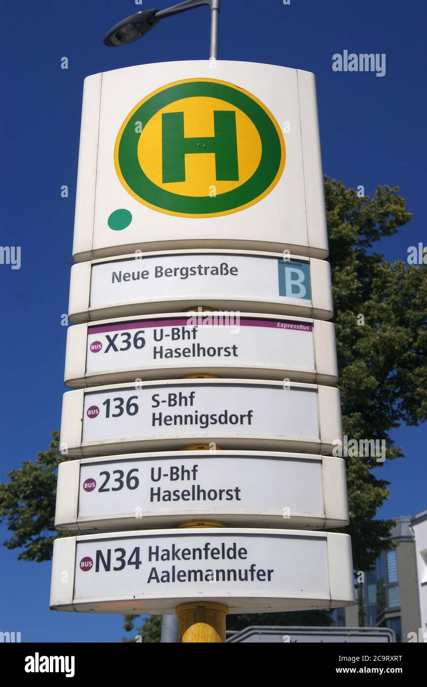 Eine Bushalteselle der BVG: Halteselle Neue Bergstraße a Berlino-Spandau Foto Stock