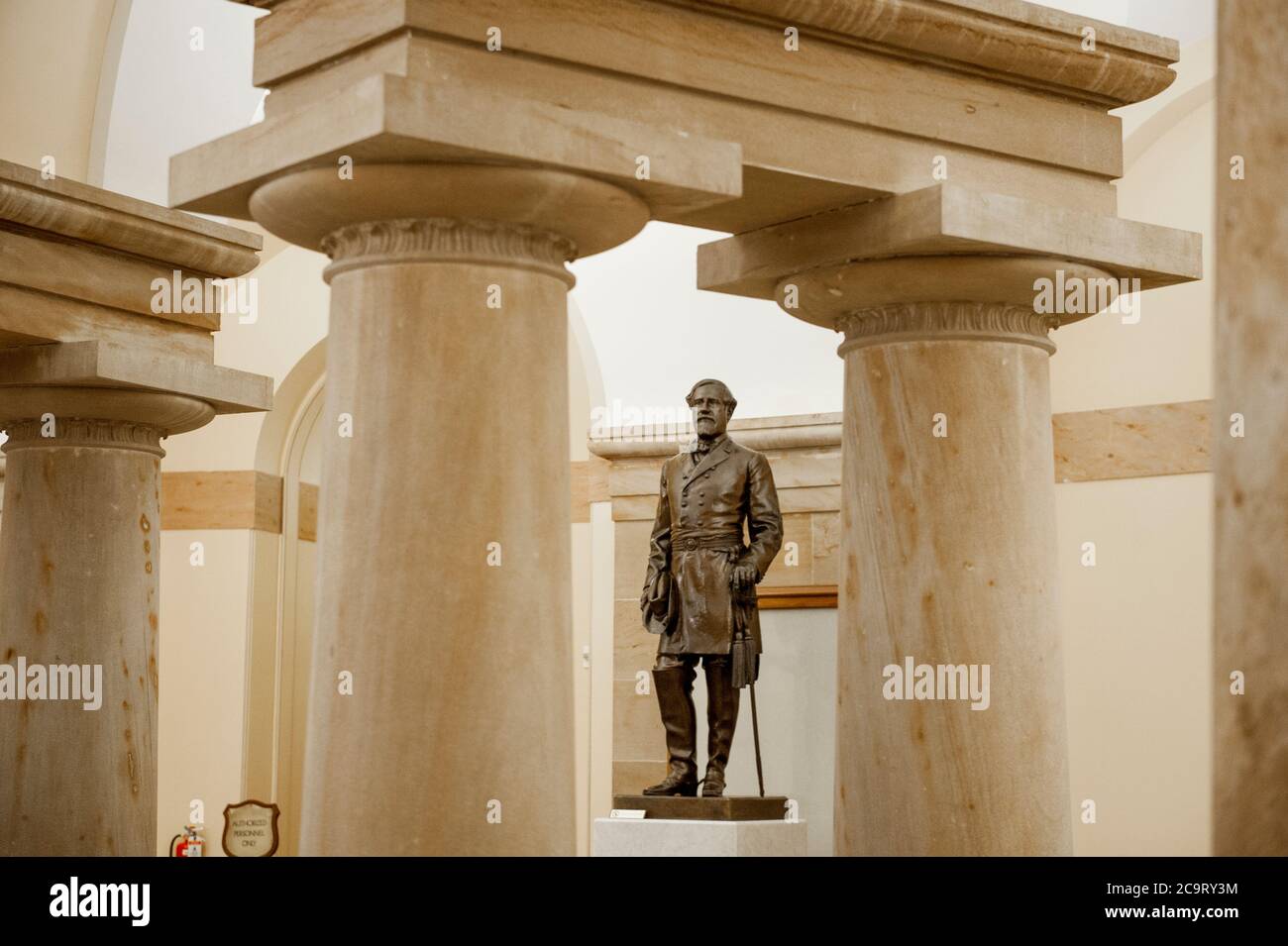 Questa statua del generale Robert E. Lee fu donata alla National Statuary Hall Collection dal Commonwealth della Virginia nel 1909 e si trova nella cripta del Campidoglio degli Stati Uniti a Washington, DC., venerdì 31 luglio 2020. Lee frequentò l'accademia militare degli Stati Uniti (West Point) e servì durante la guerra messicana. In seguito fu comandante dell'esercito degli stati confederati d'America (CSA) durante la guerra civile americana. Ha vissuto dal 19 gennaio 1807 al 12 ottobre 1870. Credito: Rod Lammey/CNP /MediaPunch Foto Stock