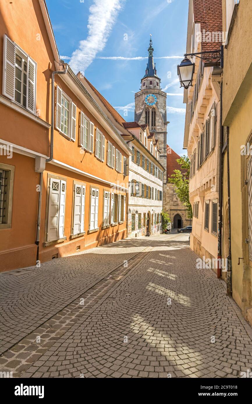 Edifici storici e torre della chiesa in una strada pittoresca nel centro storico di Tübingen, nella Germania meridionale (verticale) Foto Stock