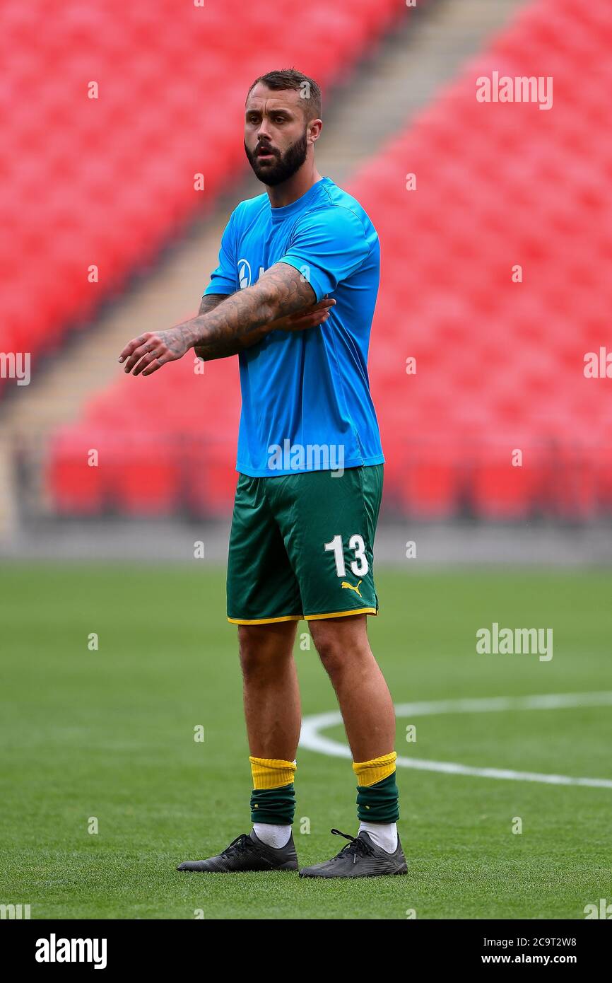 LONDRA, REGNO UNITO. 2 agosto 2020 - Connell Rawlinson (13) di Notts County si riscalda durante la finale di gioco della Vanarama National League tra Notts County e Harrogate Town al Wembley Stadium, Londra. (Credit: Jon Hobley | MI News) Credit: MI News & Sport /Alamy Live News Foto Stock