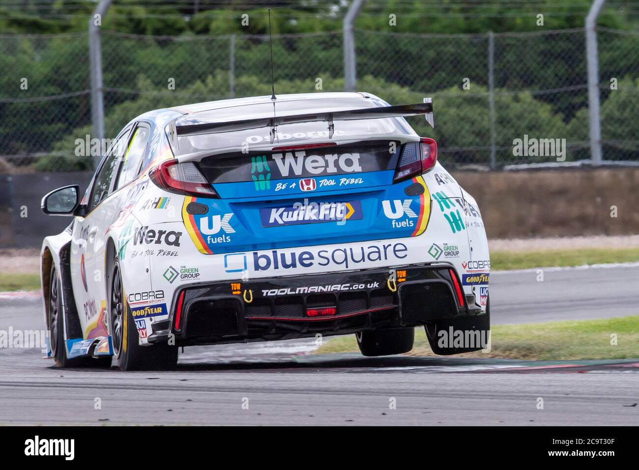 Donington Park Circuit, Leicestershire, Regno Unito. 2 agosto 2020. Kwik Fit British Touring Car Championship, Donington Park, Race Day; Sam Osborne nel suo MB Motorsport accelerato da Blue Square Honda Civic Type R solleva le sue ruote interne su un marciapiede Credit: Action Plus Sports/Alamy Live News Foto Stock